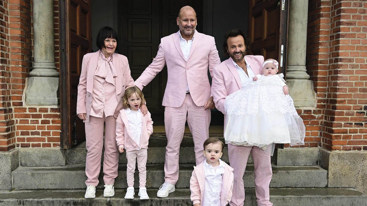 Dennis Knudsen med Aura på armen og med sin mor Mona, broderen Dion og sønnerne Lucas og Noah.
