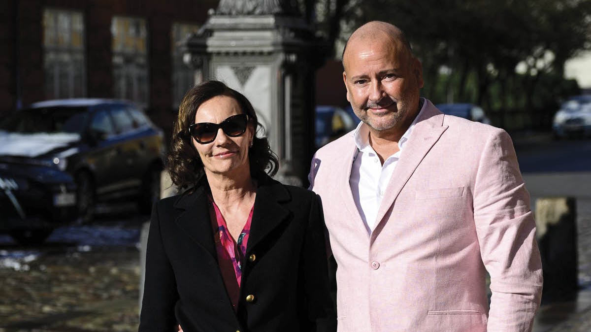 Gæsterne ankommer til Dennis Knudsens datter Auras barnedåb.