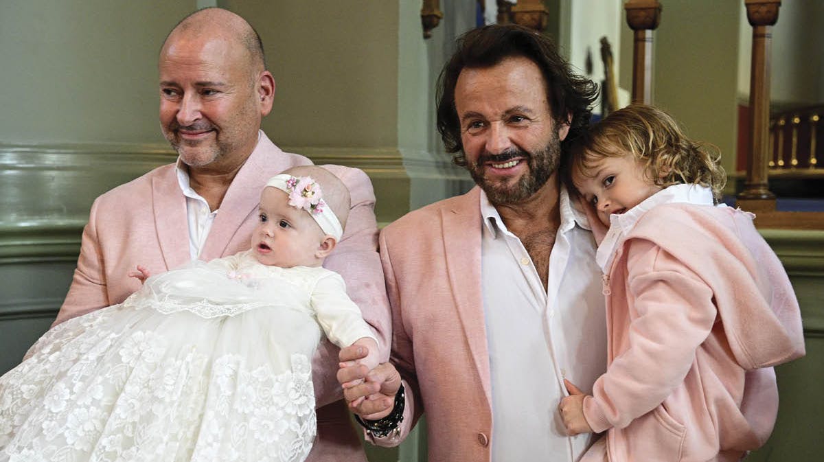 Dennis Knudsens datter Aura bliver døbt.