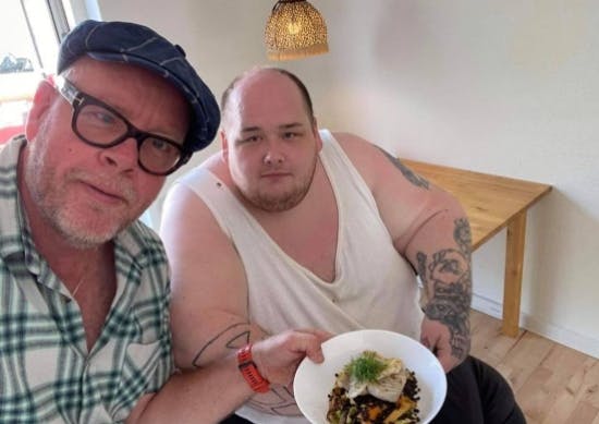 Tv-kokken Claus Holm besøger Stefan Jepsen, og sammen tilbereder de et måltid mad. 