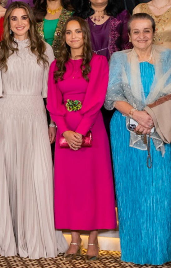 Prinsesse Salma til sin storesøsters bryllup i en fuchsiarød kjole, der minder om kronprinsesse Marys.&nbsp;
