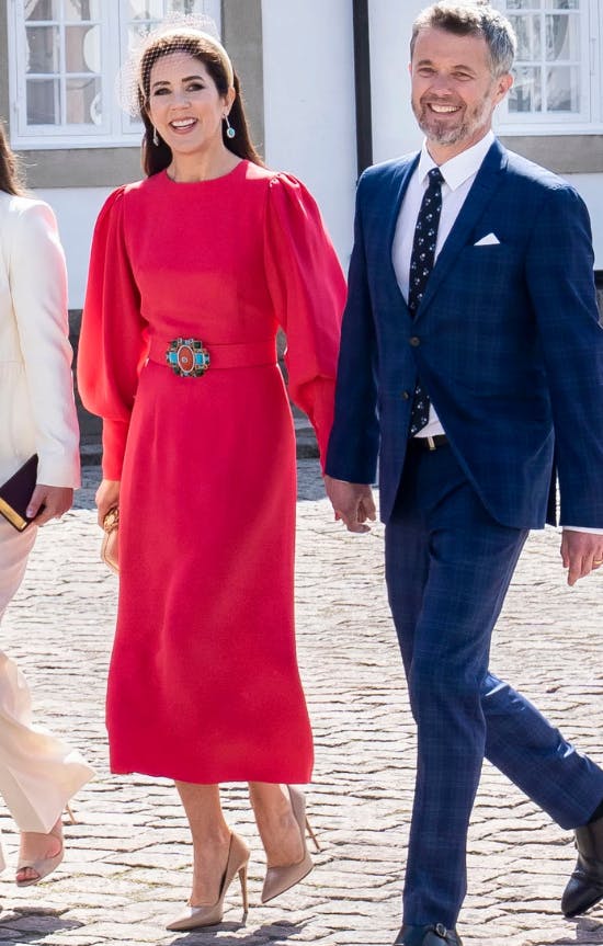 Kronprinsesse Mary bar en koralrød&nbsp;Andrew GN-kreation til prinsesse Isabellas konfirmation.&nbsp;
