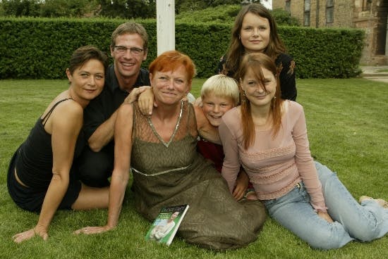 Lisbet Dahl med sine fem børn i 2002. 
