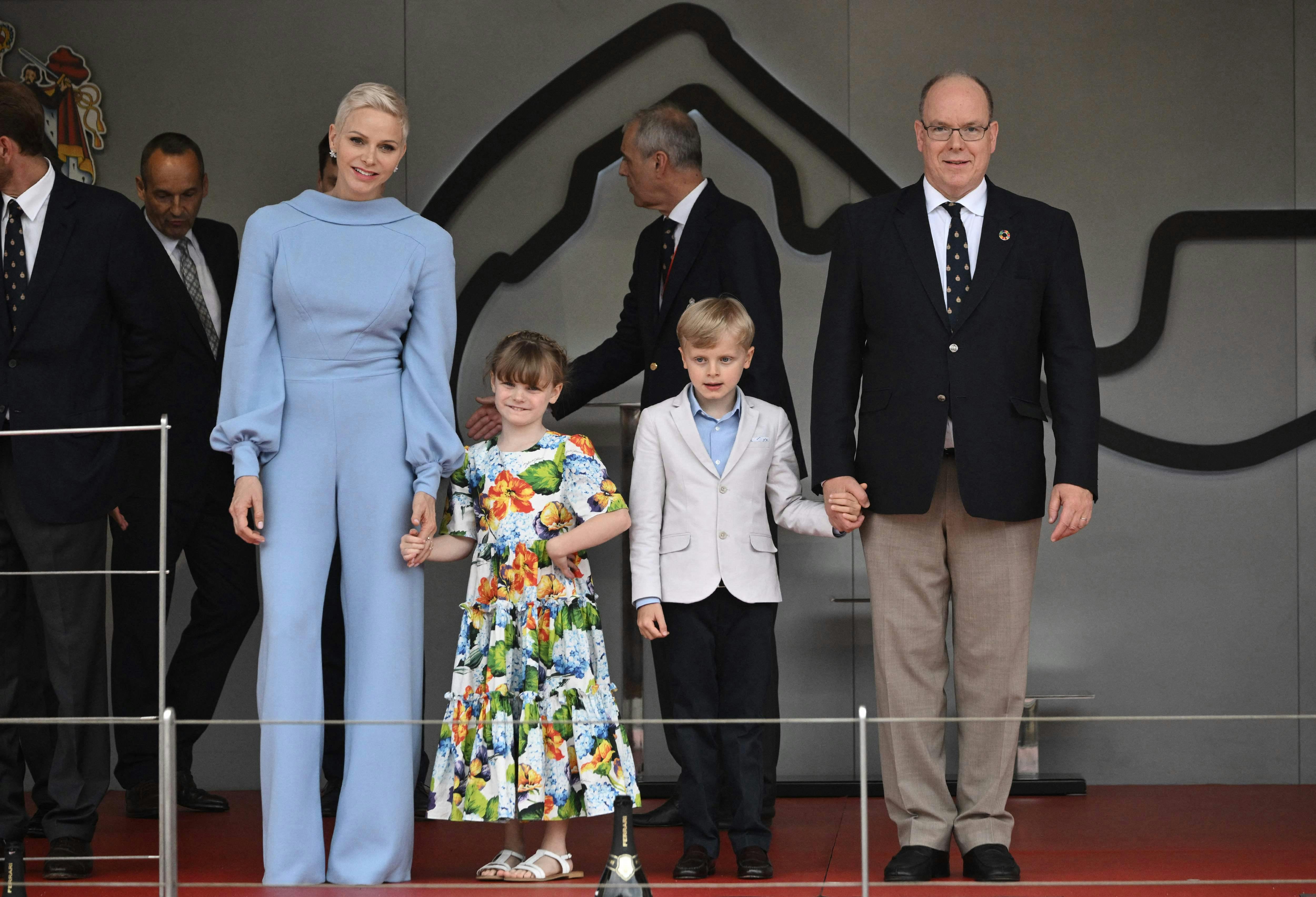 Fyrstinde Charlene og fyrst Albert med børnene Gabriella og Jacques. 