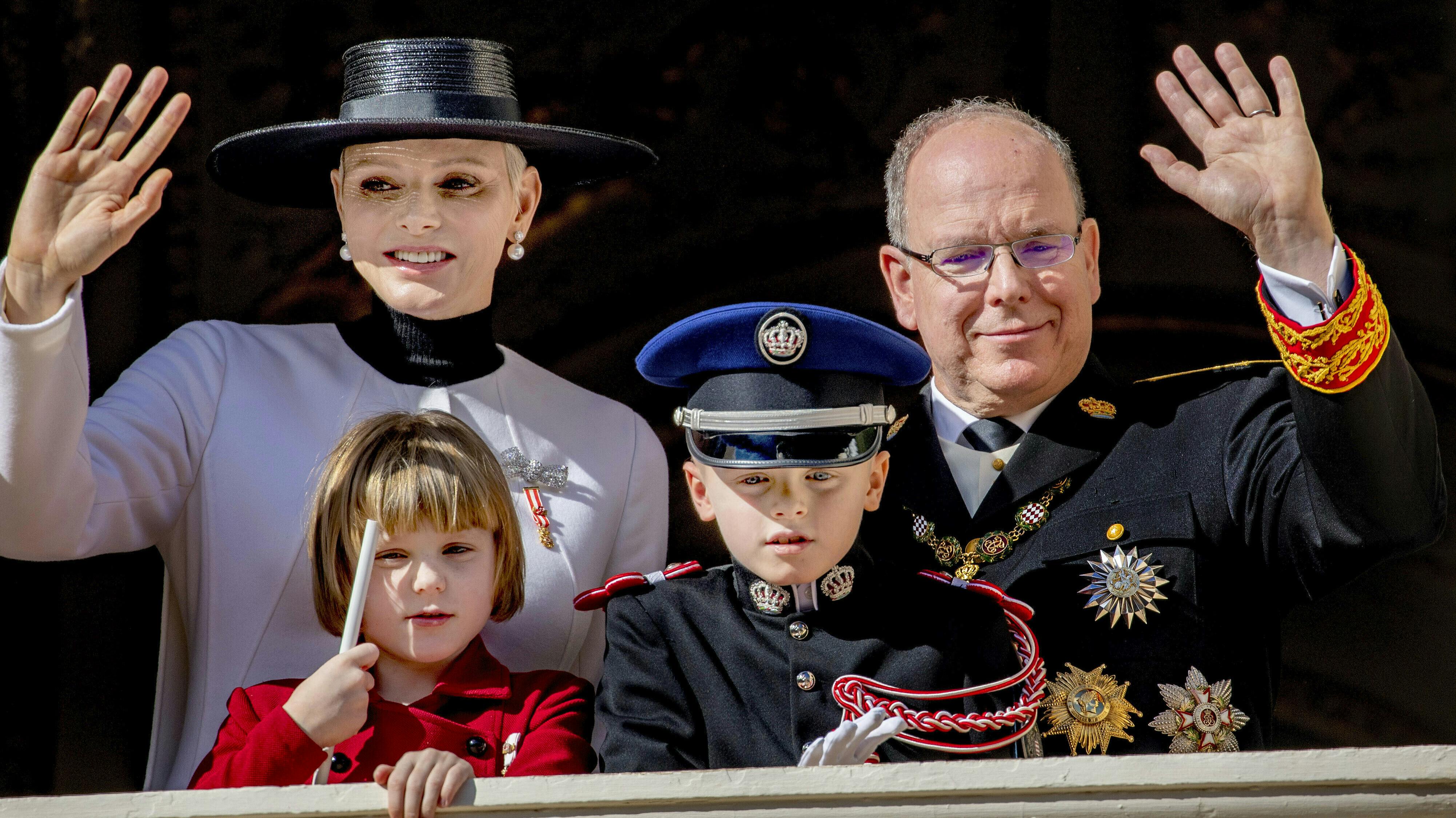 Fyrstinde Charlene og fyrst Albert med børnene Gabriella og Jacques. 