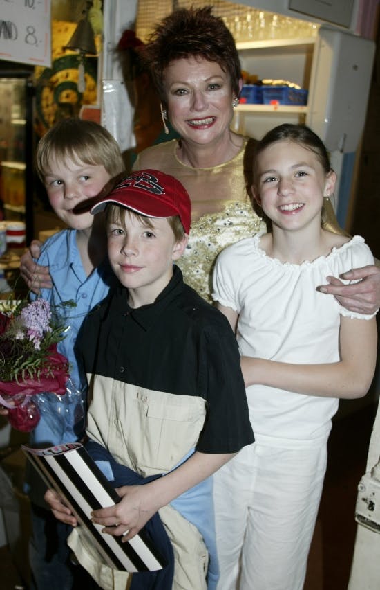 Lisbet Dahl med sønnen Gustav (t.v.) og børnebørne Christian og Caroline i 2002.
