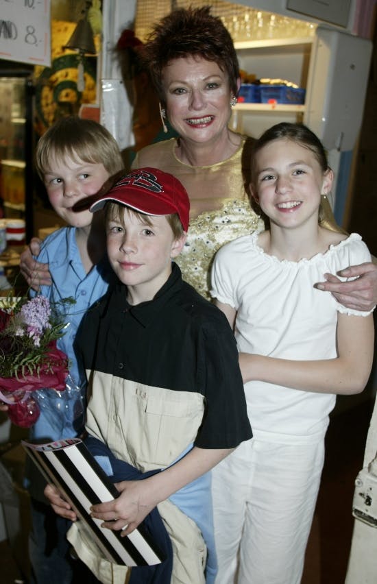 Lisbet Dahl med sønnen Gustav (t.v.) og børnebørne Christian og Caroline i 2002.