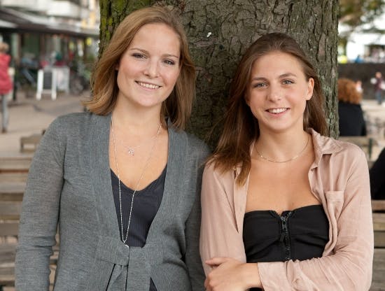 Cecilie Bøcker Rosling og Caroline Dahl spillede veninder i "Sommer".
