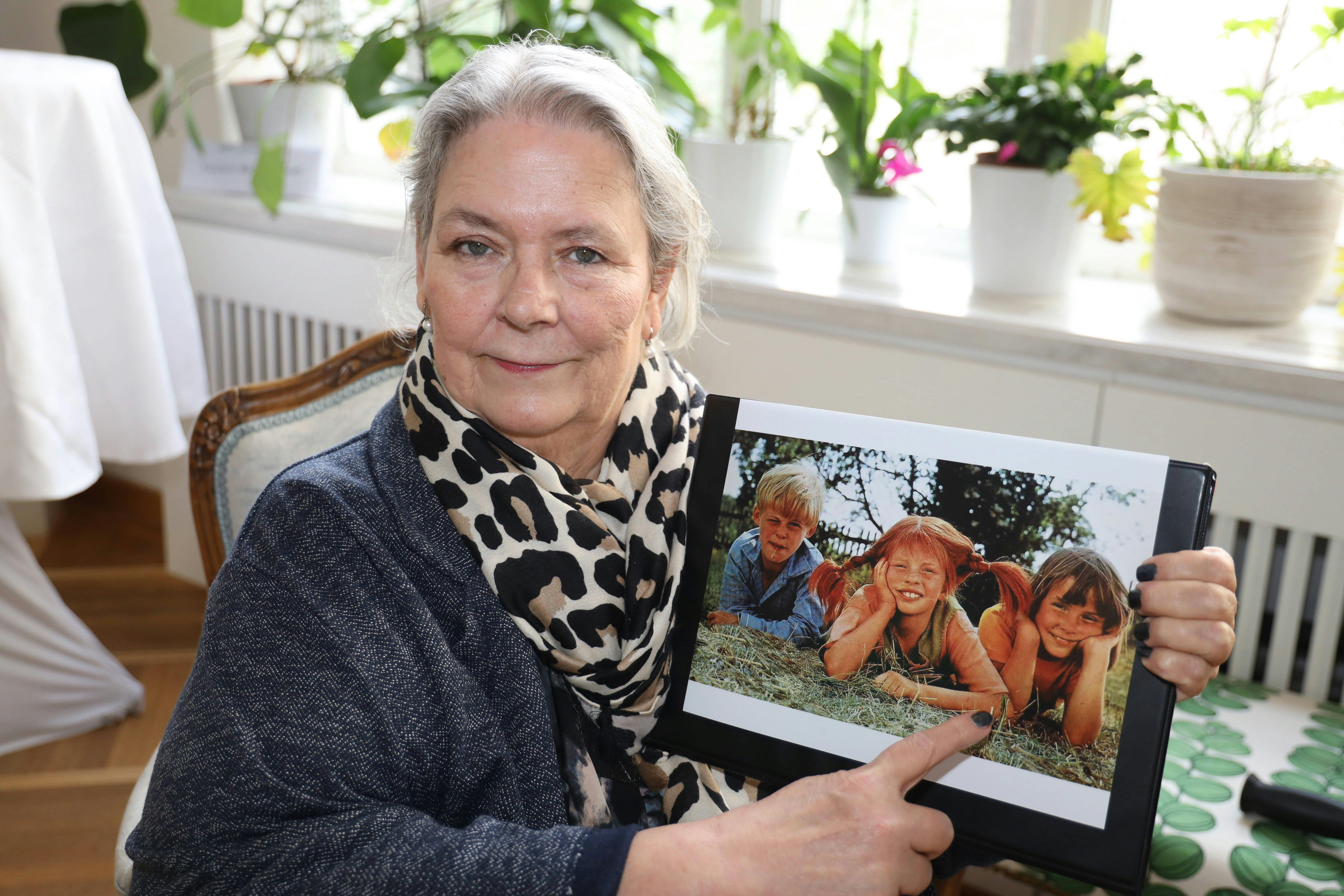 Maria Persson viser et billede frem af sig selv og sine medspillere i Pippi-serien under besøget i Østrig i sidste uge.
