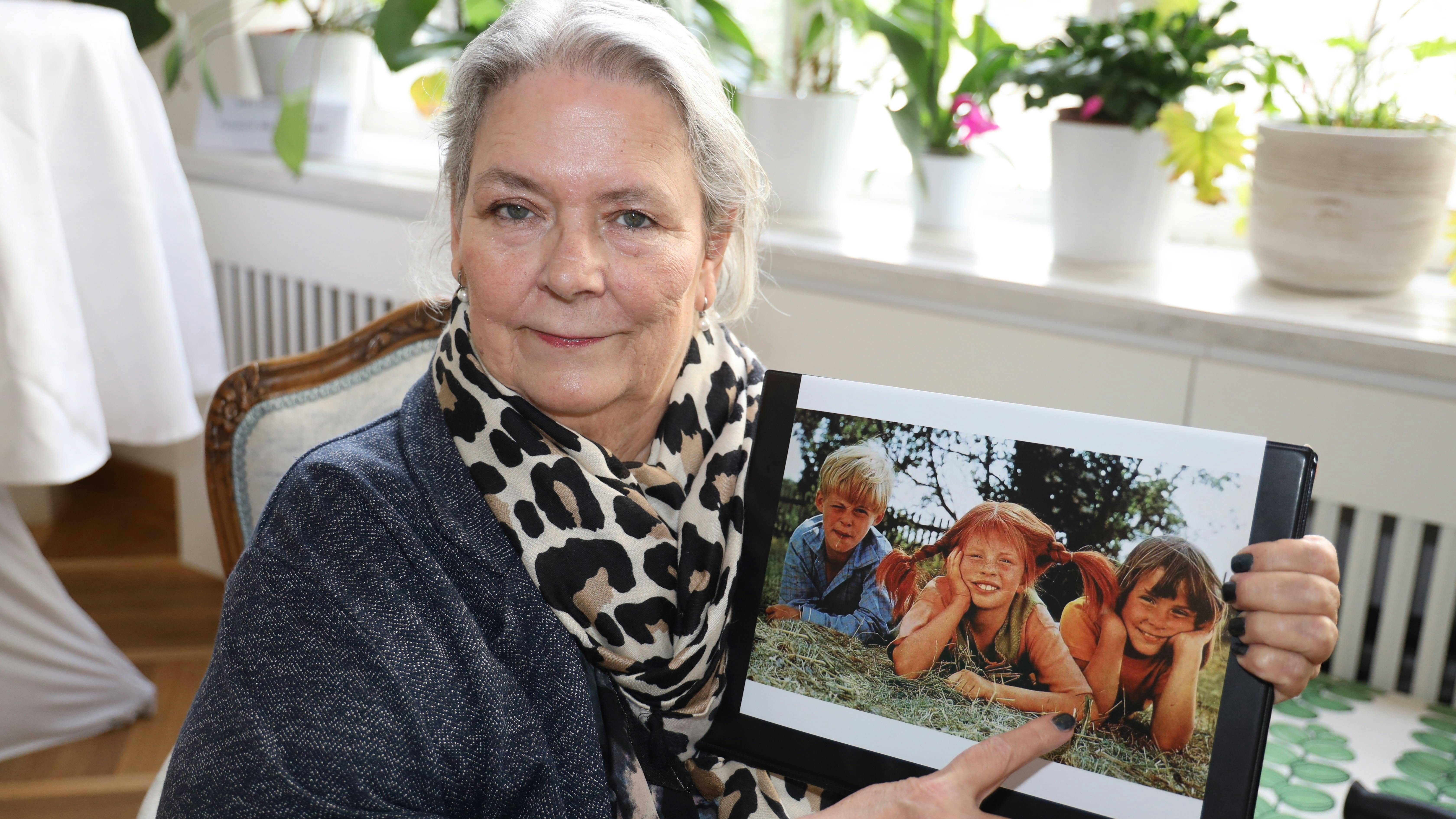 Maria Persson viser et billede frem af sig selv og sine medspillere i Pippi-serien under besøget i Østrig i sidste uge.