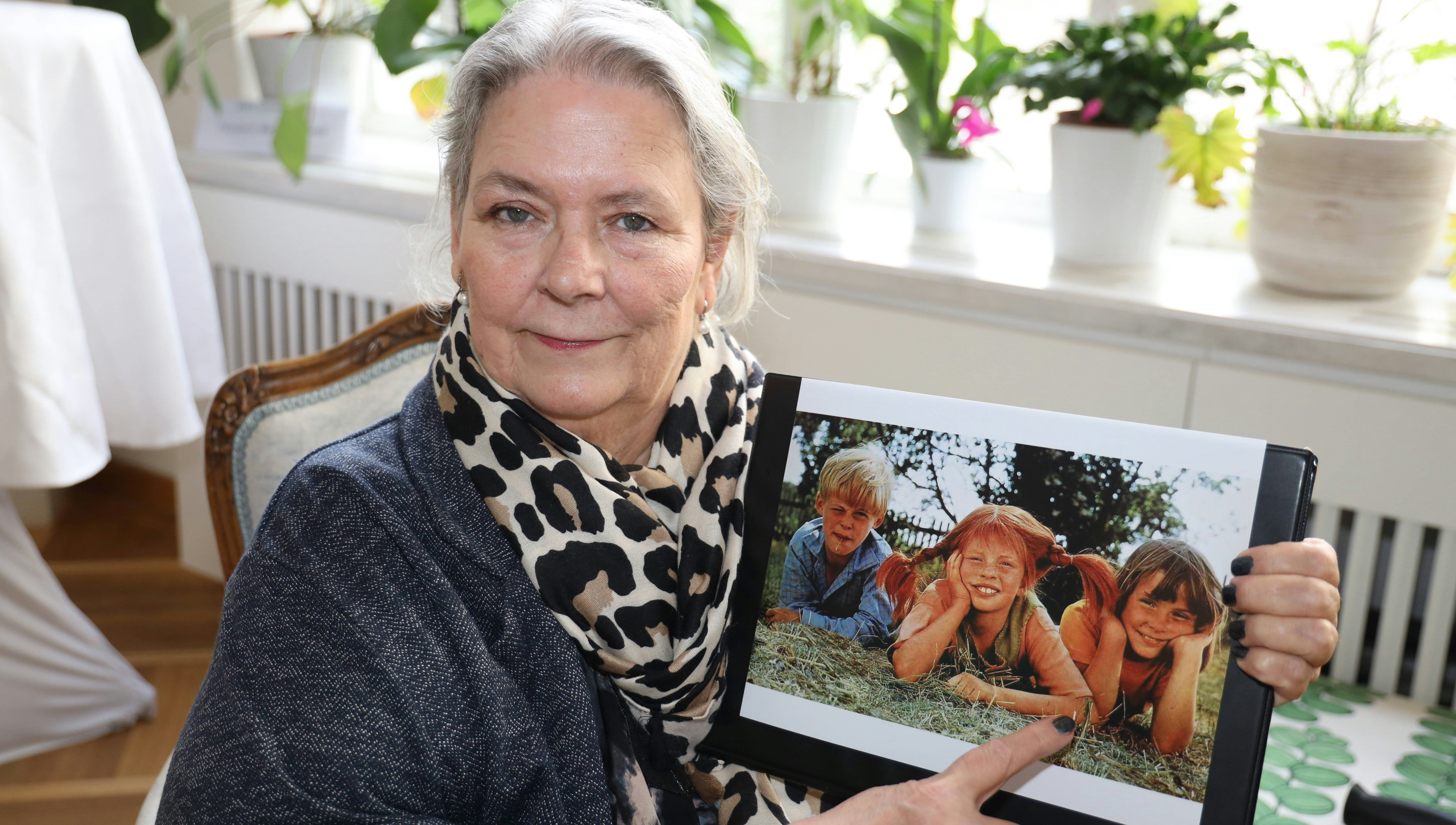 Maria Persson viser et billede frem af sig selv og sine medspillere i Pippi-serien under besøget i Østrig i sidste uge.