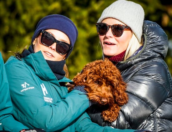 Ingrid Alexandra og Mette-Marit med familiehunden
