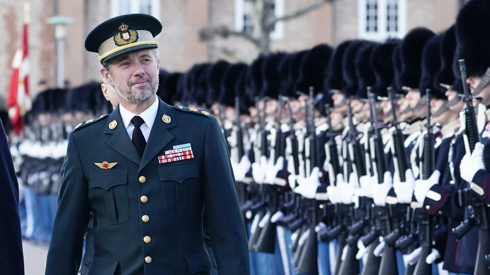 Kronprins Frederik overrækker Dronningens Ur. 