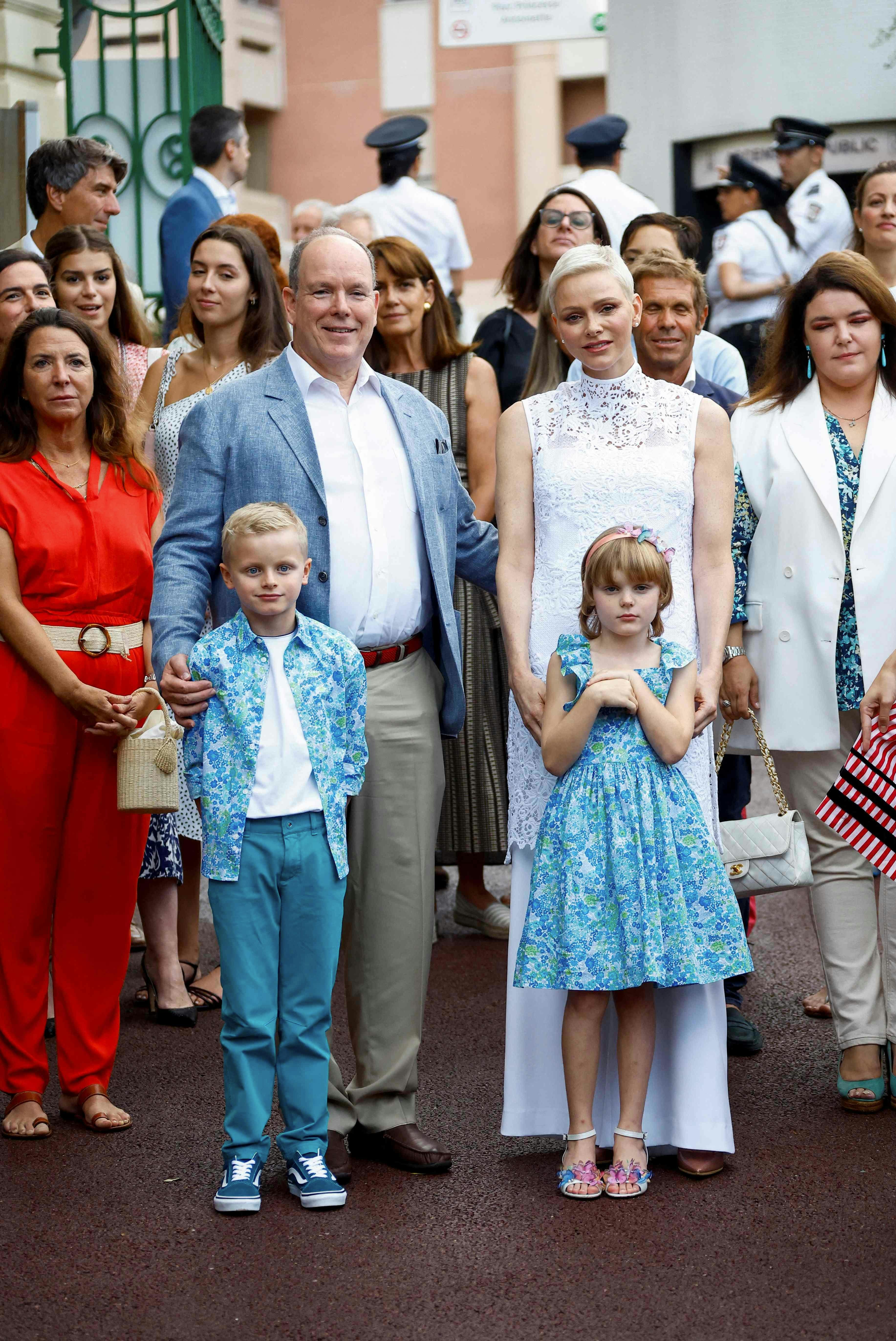 Fyrst Albert og fyrstinde Charlene med tvillingerne Jacques og Gabriella. 