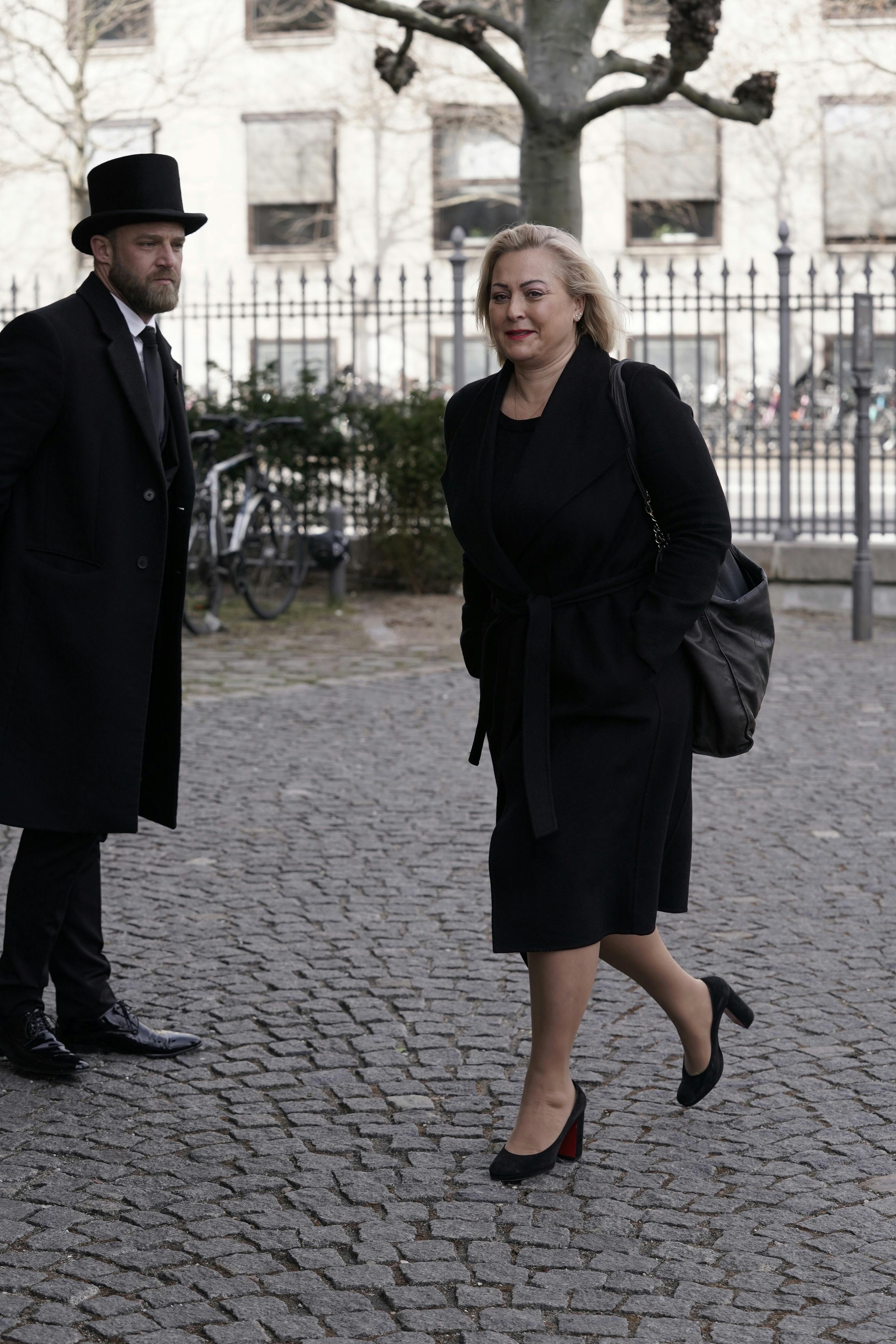 Stéphanie Surrugue ankommer til Holmens Kirke. 