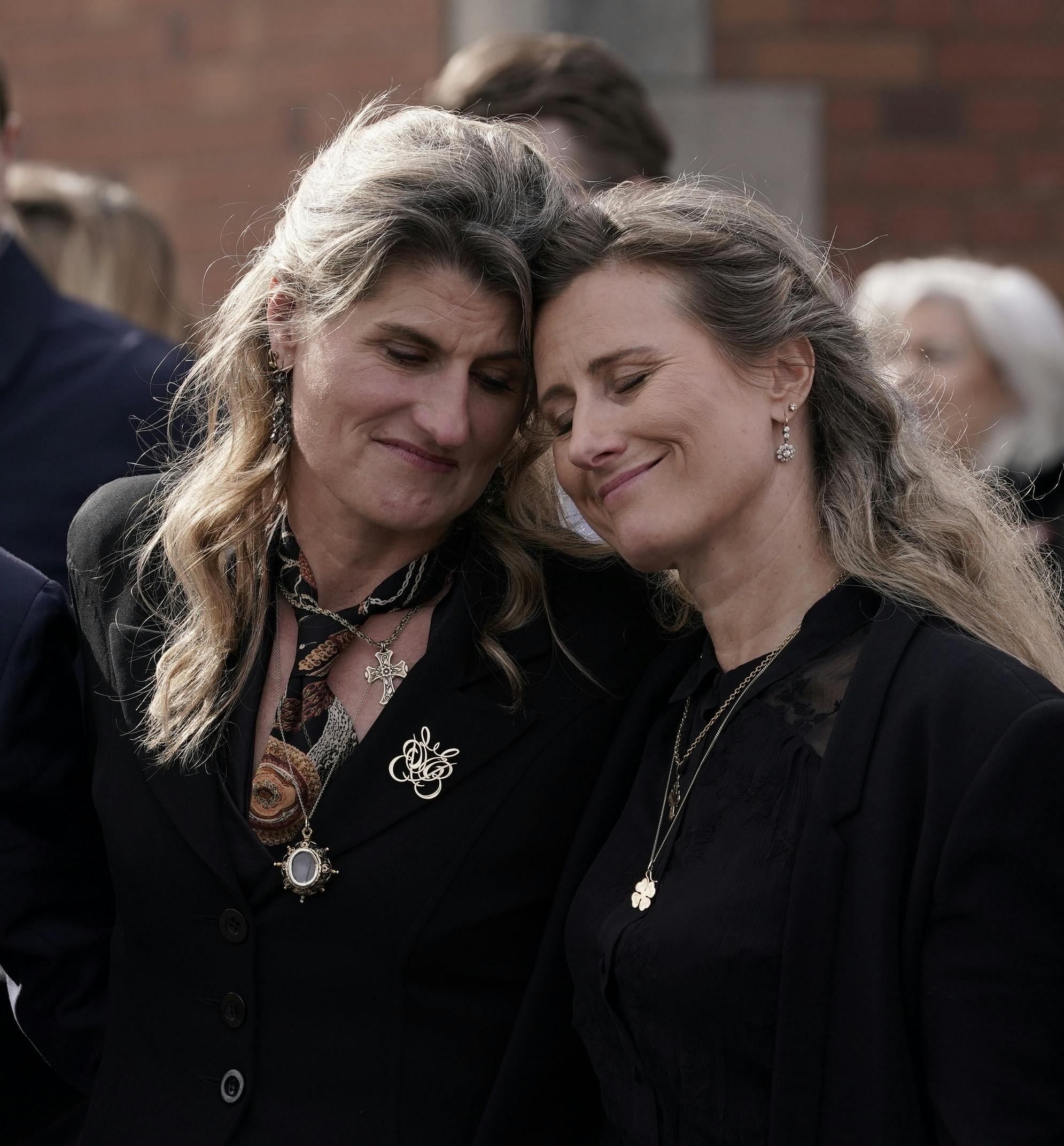 Emilie og Julie Brandt ved Erik Brandts begravelse.&nbsp;
