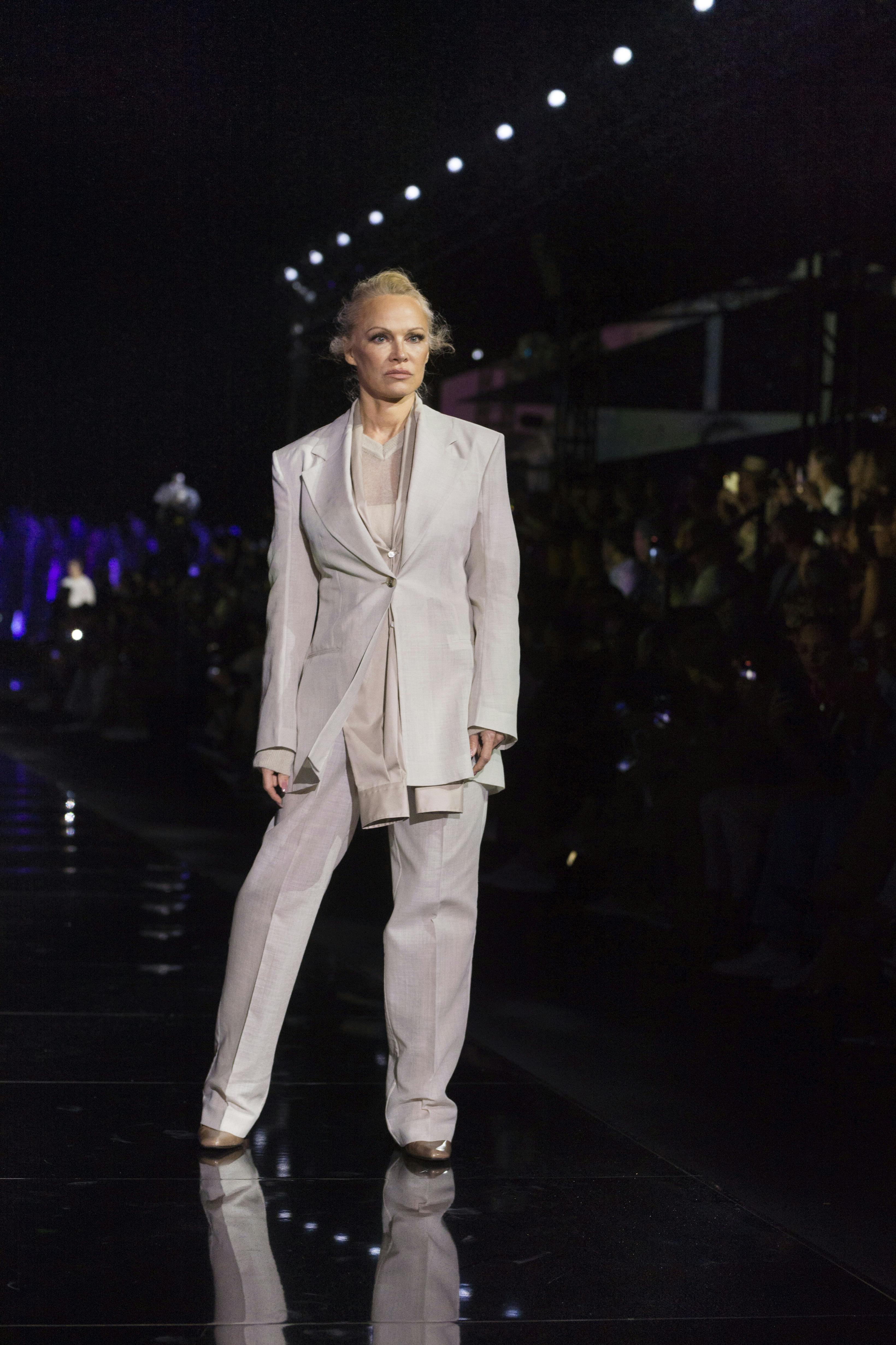 Pamela Anderson på catwalken til Boss' store modeshow i Miami.
