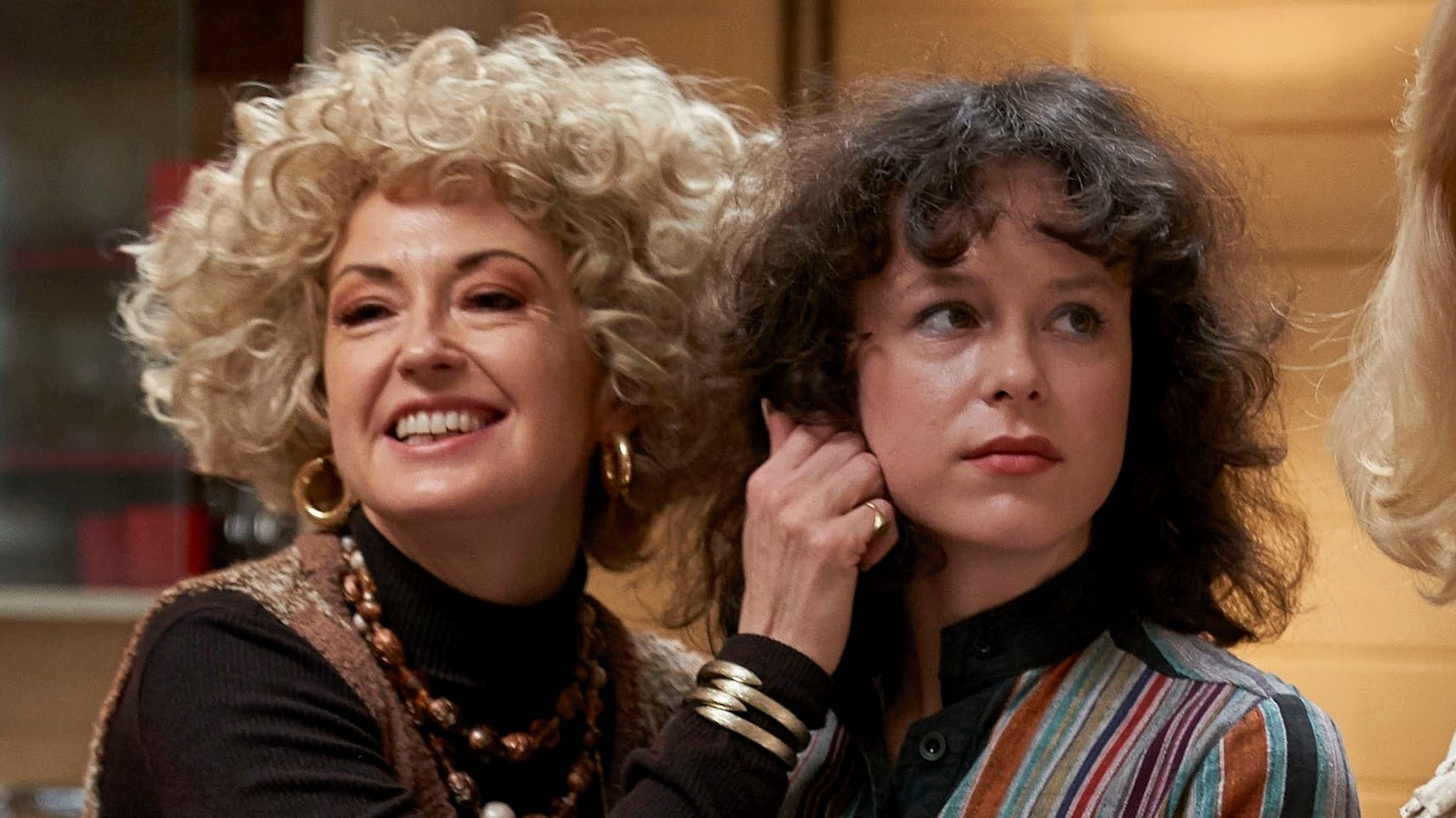 Louise Mieritz og Nanna Finding Koppel i rollerne som Tutter og Diana i "Dansegarderoben".
