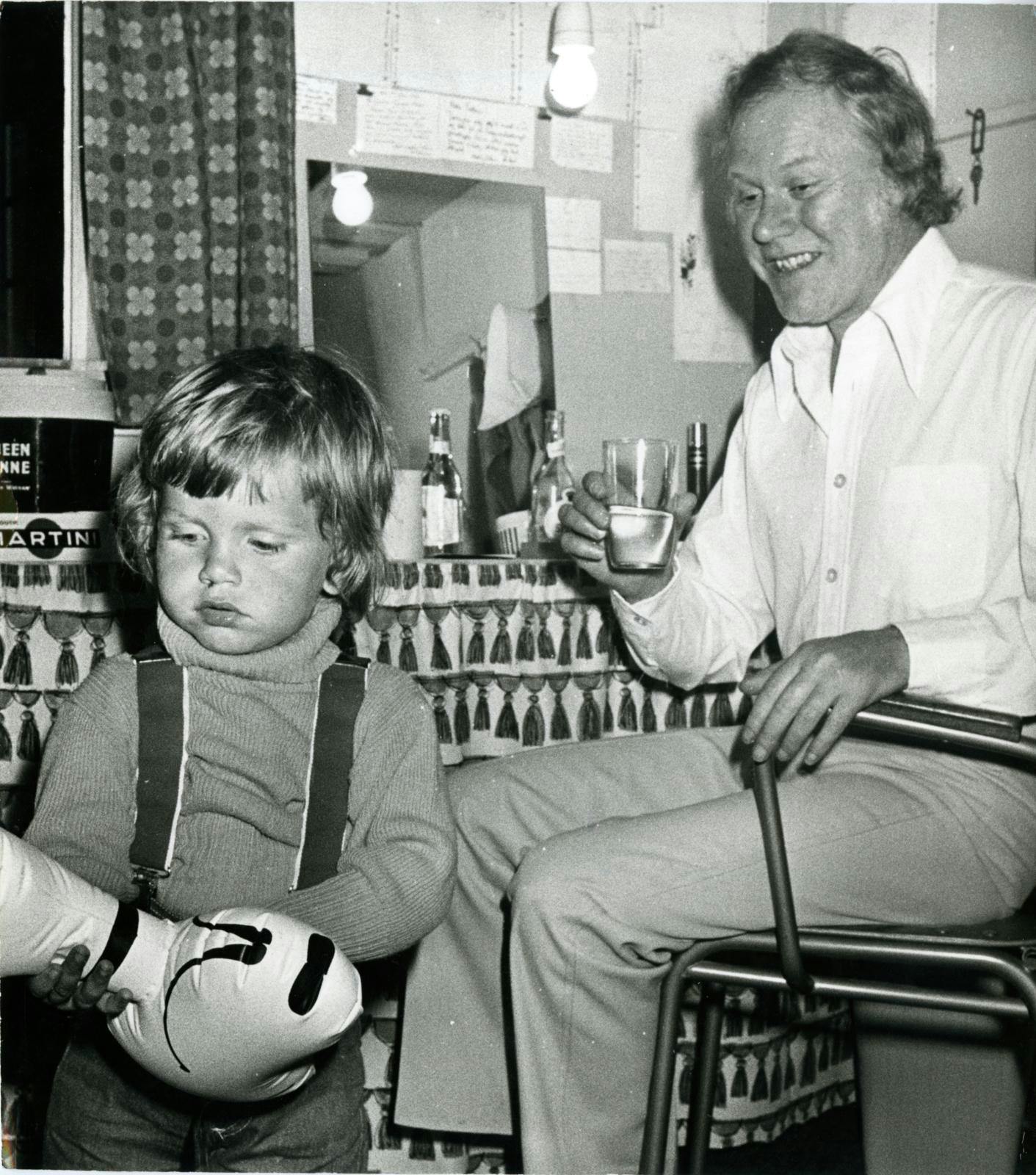 Lille Nikolaj besøger far i Cirkusrevyen i 1975. 