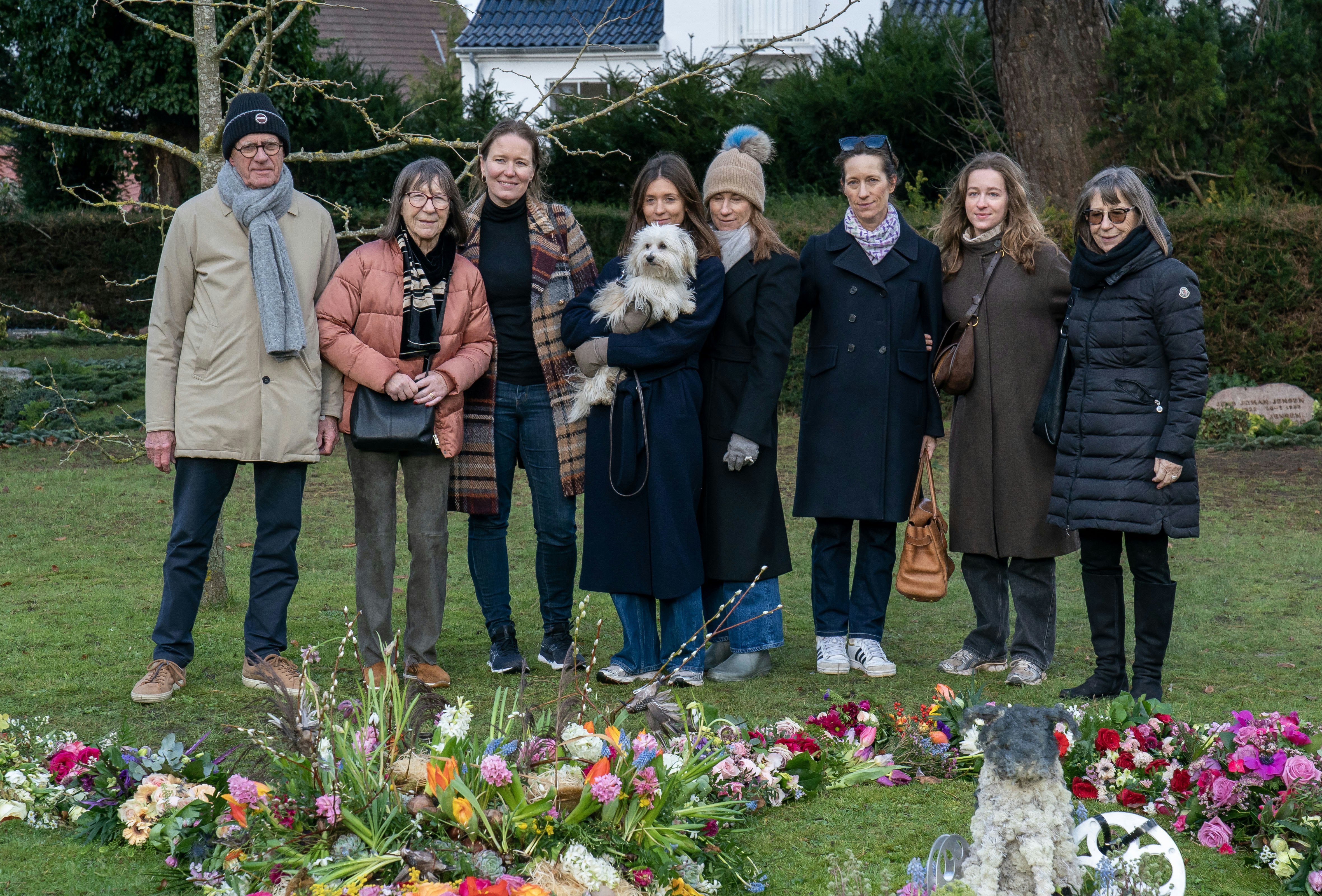 Det er ikke længe siden, familien sagde farvel til Lise Nørgaard. Fra venstre: svigersønnen Per, datteren Anne, barnebarnet Barbara, oldebarnet Amalie, barnebarnet Camilla, barnebarnet  Nanna, oldebarnet Sara og datteren Bente.