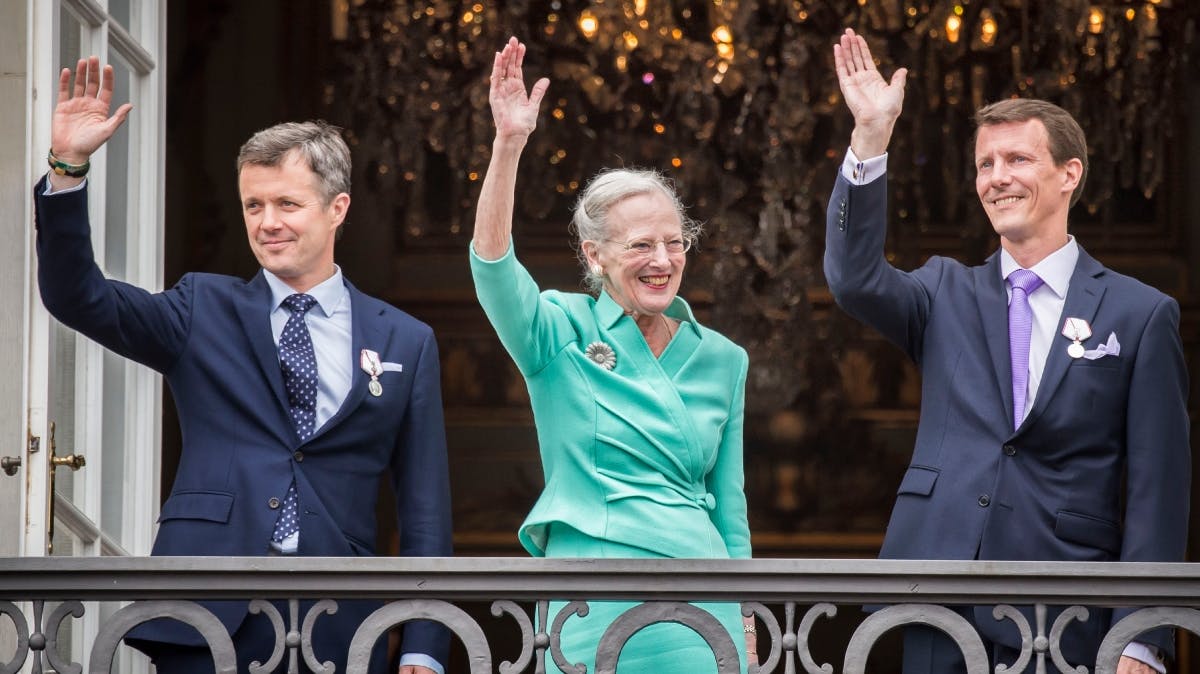 Dronning Margrethe med sine to sønner, Frederik og Joachim
