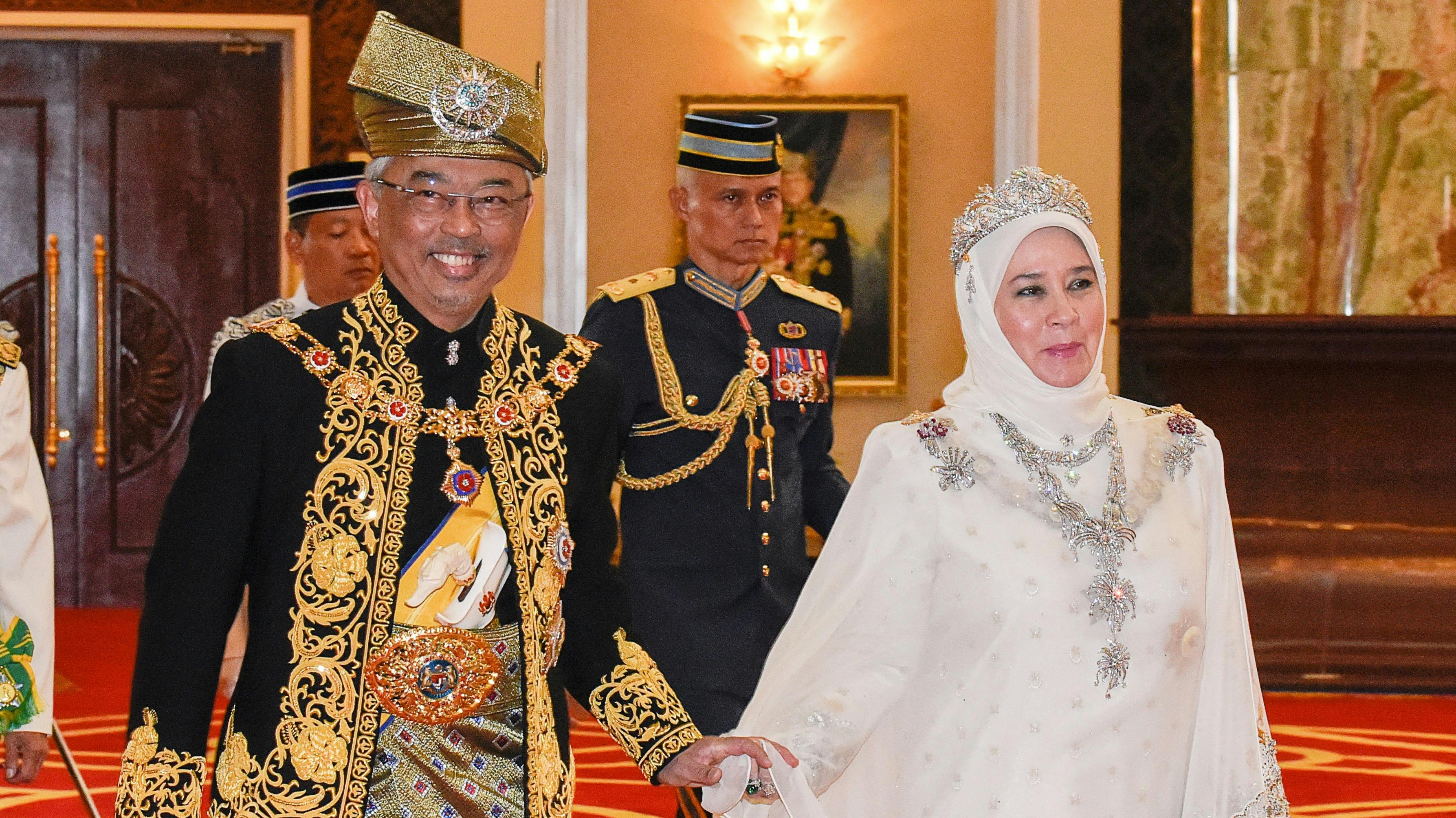Malaysias nuværende kong&nbsp;Abdullah&nbsp;Sultan Ahmad Shah og dronning Tunku Azizah Aminah Maimunah.
