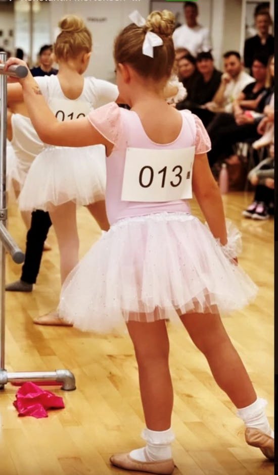 Silas Holsts datter til balletundervisning