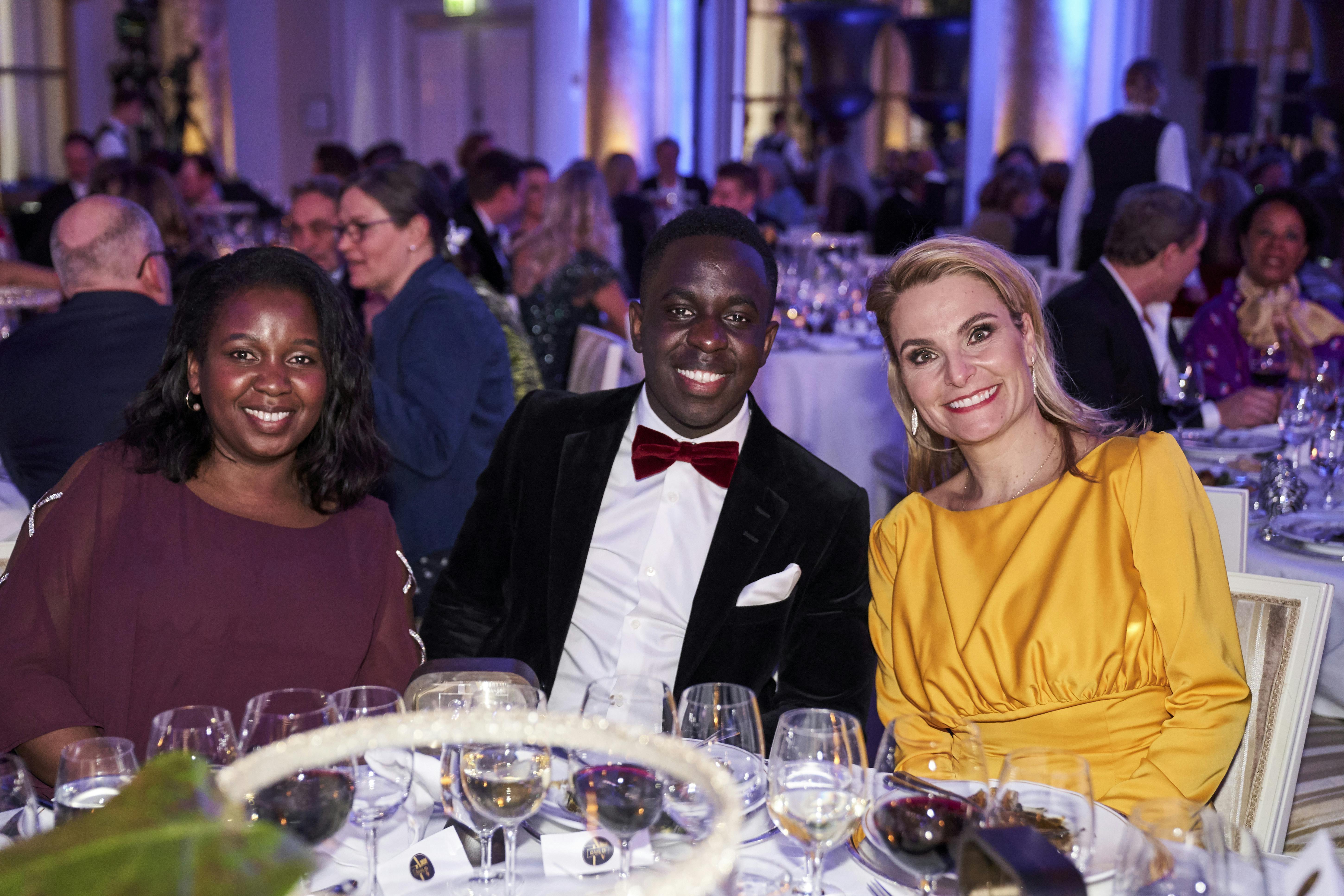 Melvins mor, Carolyne Kaddu Rasmussen, Melvin Kakooza og Michèle Bellaiche til BILLED-BLADETs guldfest 2020. 