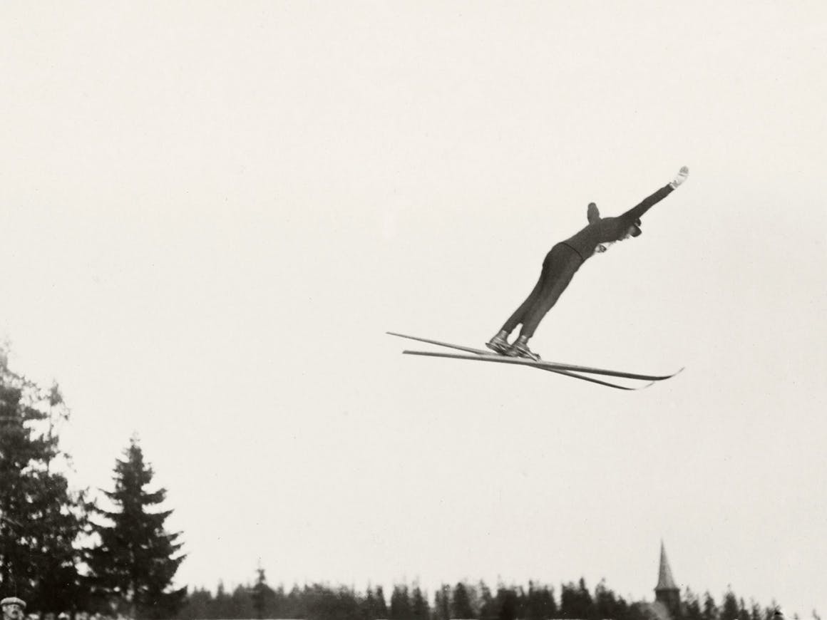 Kronprins Olav hopper 38 meter i 1923.
