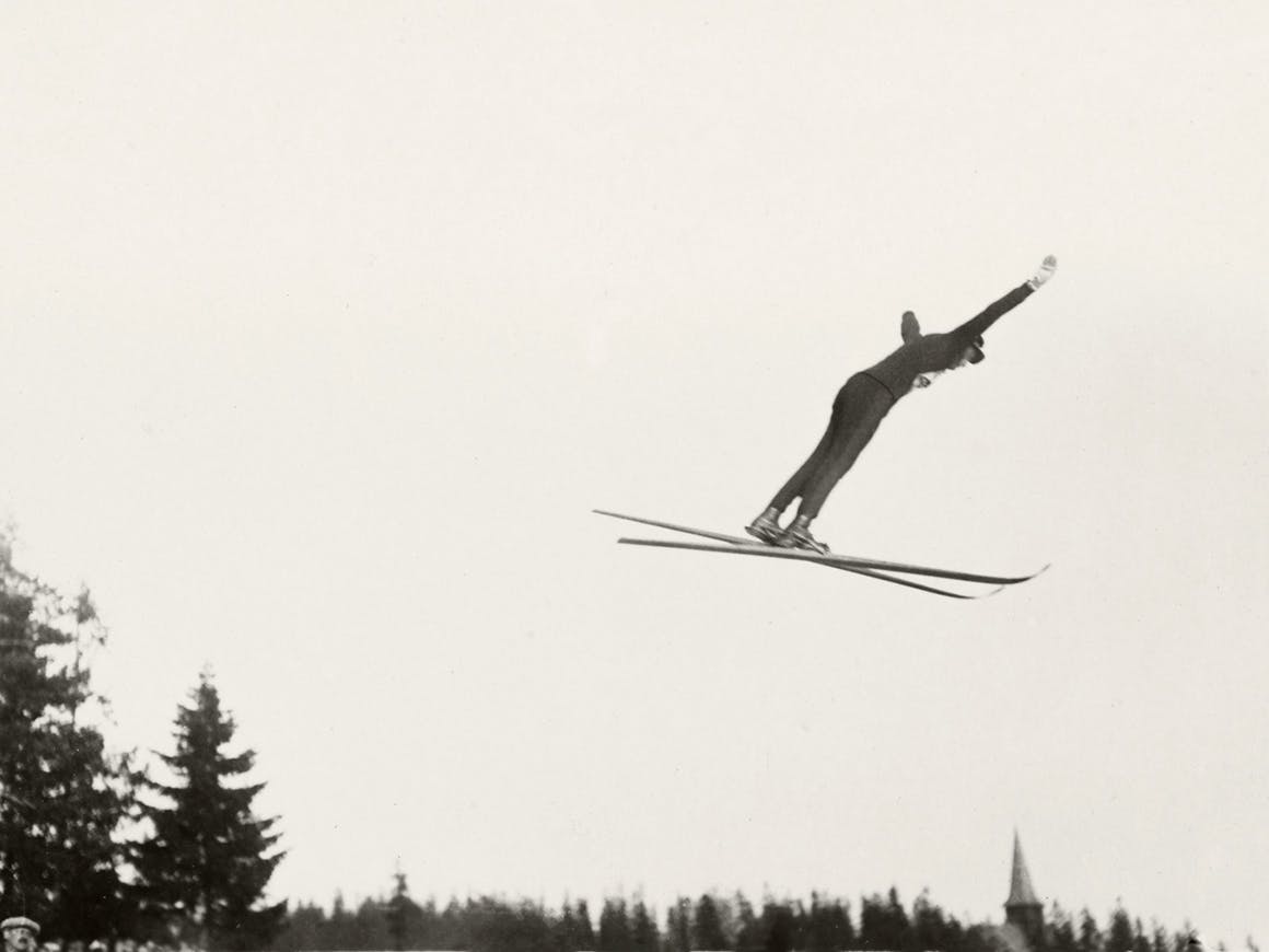Kronprins Olav hopper 38 meter i 1923.