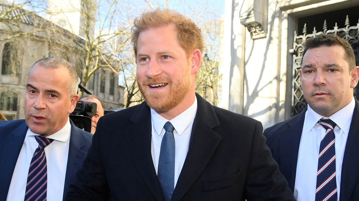 Prins Harry er ankommet til landsretten i London. 