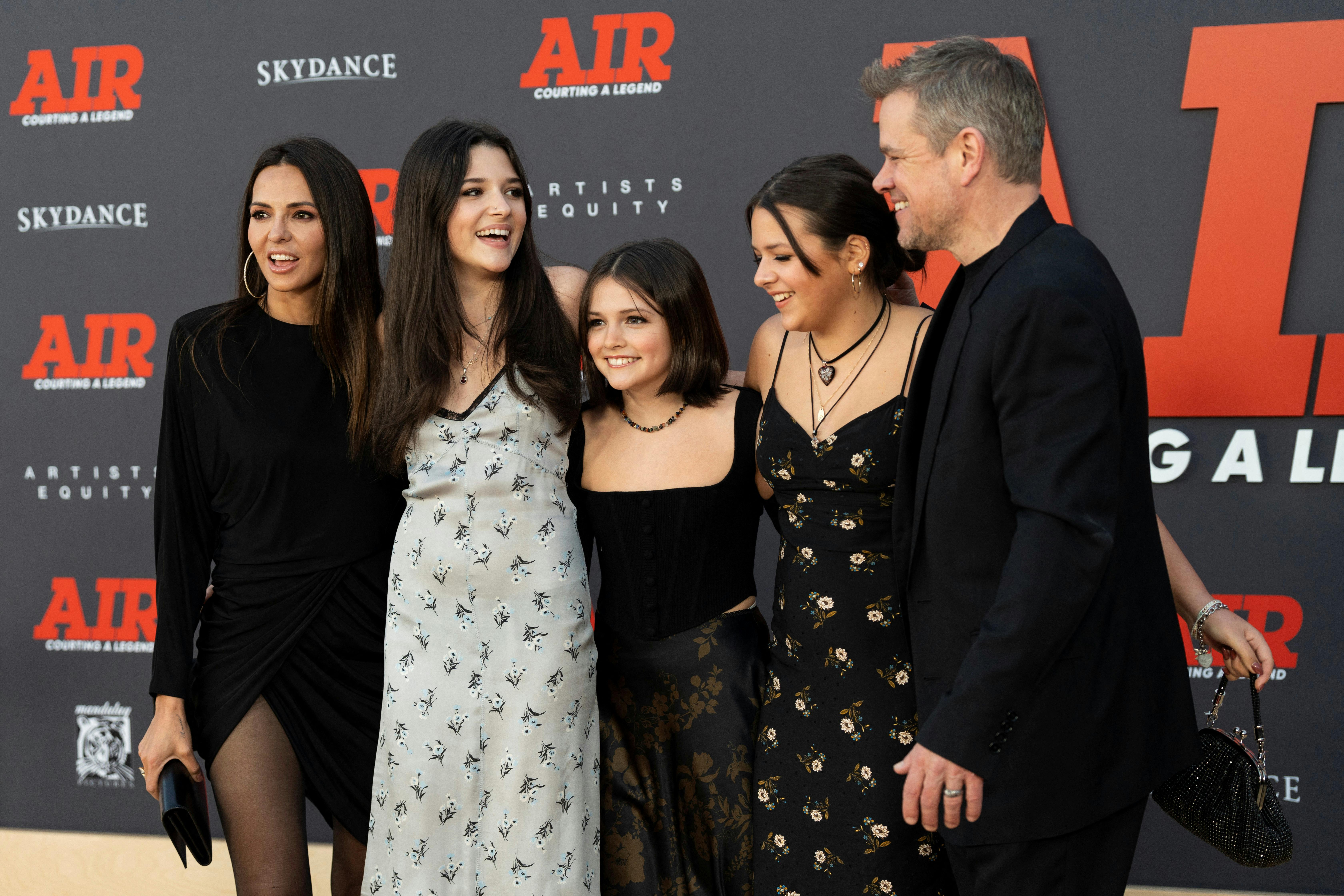 Matt Damon med sin hustru Luciana Bozan (yderst til højre) og deres døtre. 