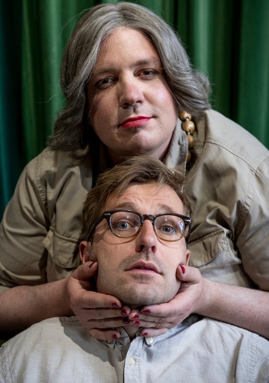 I "Den korte radioavis" spiller Frederik Cilius rollen som Kirsten Birgit, mens Rasmus Bruun spiller redaktøren. 