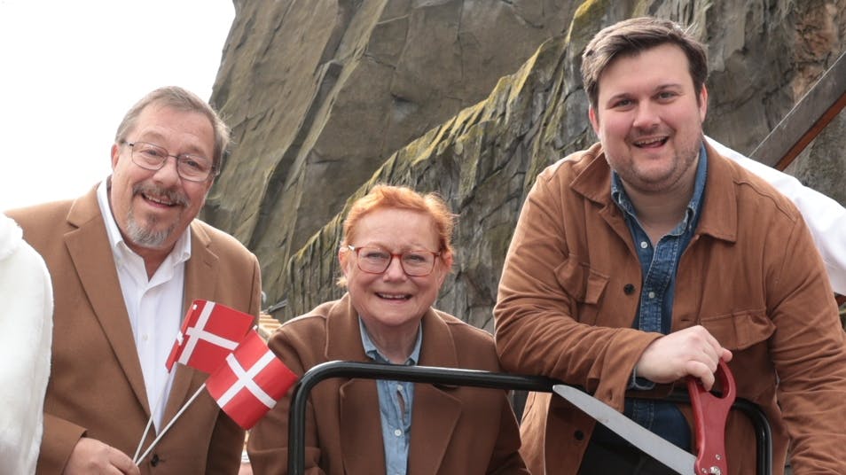 Lisbet Dahl, Nicolai Jørgensen og James Price åbnede Tivoli med en tur i Rutschebanen.
