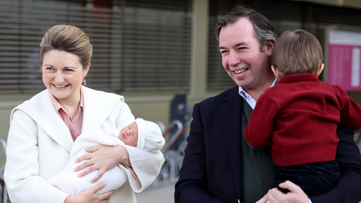 Arvestorhertuginde Stéphanie og arvestorhertug Guillaume forlader hospitalet efter fødslen af lille prins François. Storebror prins Charles er også med.