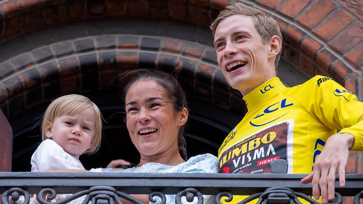 Lille Frida med mor og far - Trine Marie og Jonas Vingegaard.