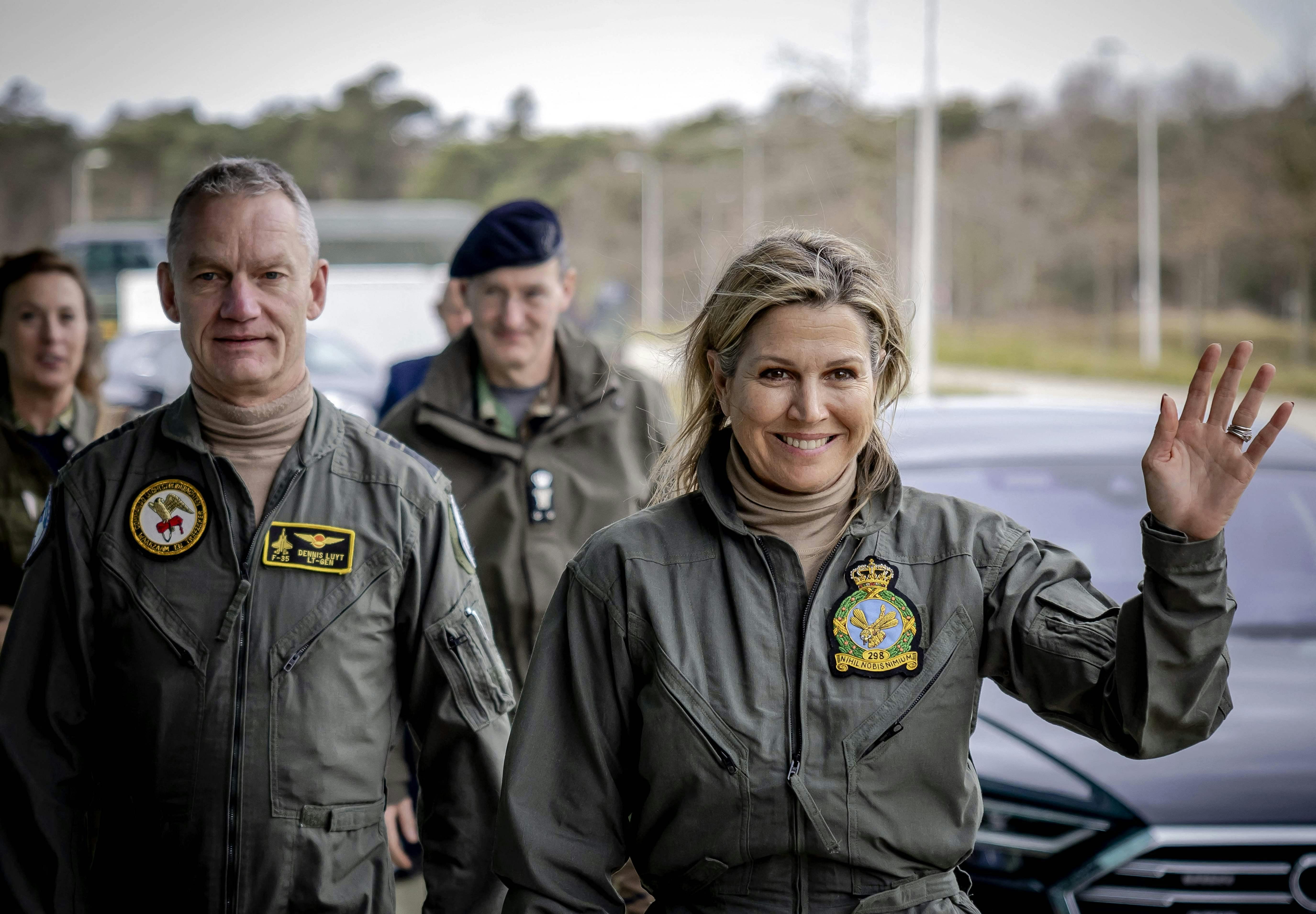 Dronning Maxima var på Gilze-Rijen Air Base, hvor hun var med i helikopteren under øvelse af slukning af skovbrande.&nbsp;
