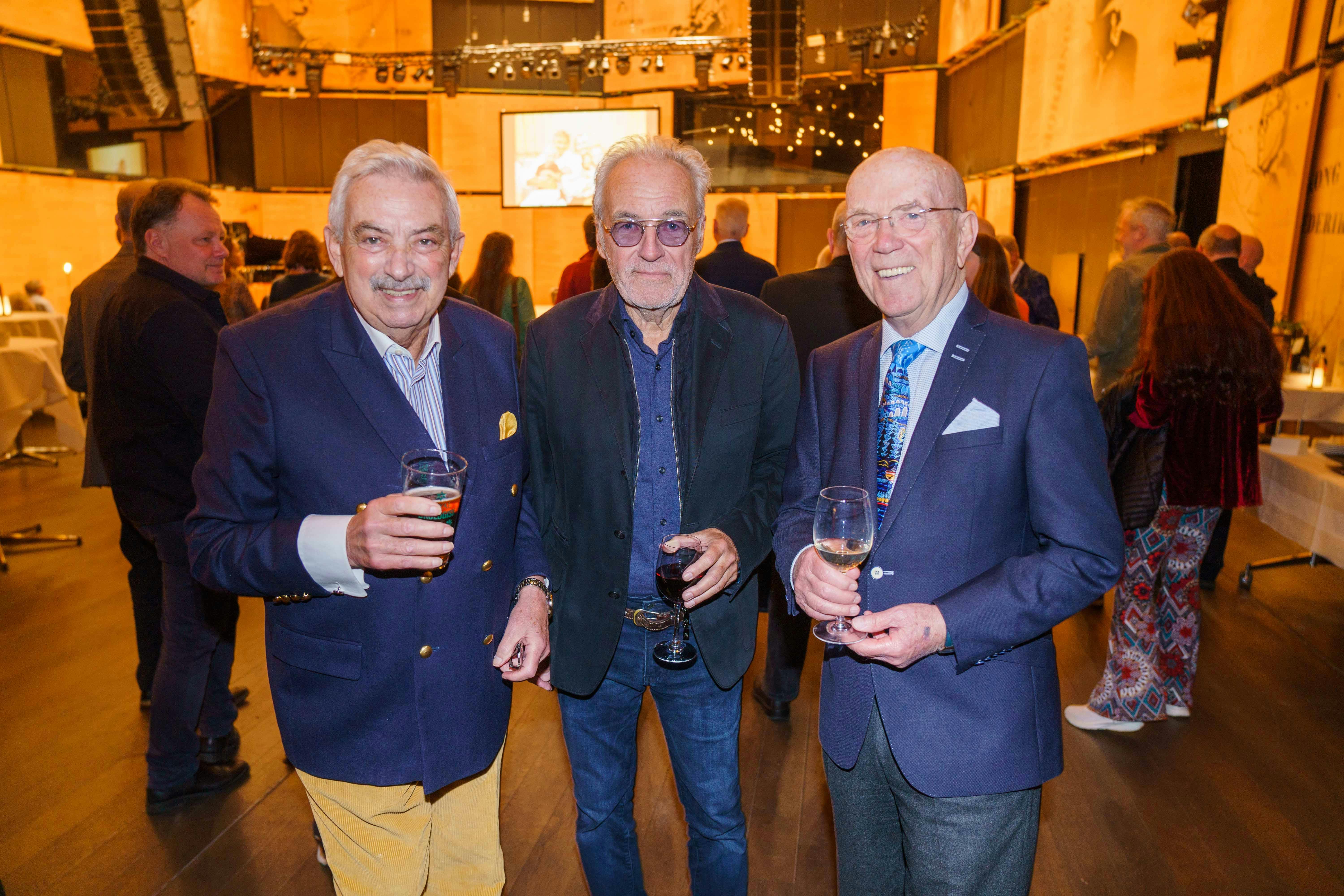 Til receptionen fik Bjørn Tidmand sig en sludder med blandt andre Johnny Reimar og Jørgen Olsen. 