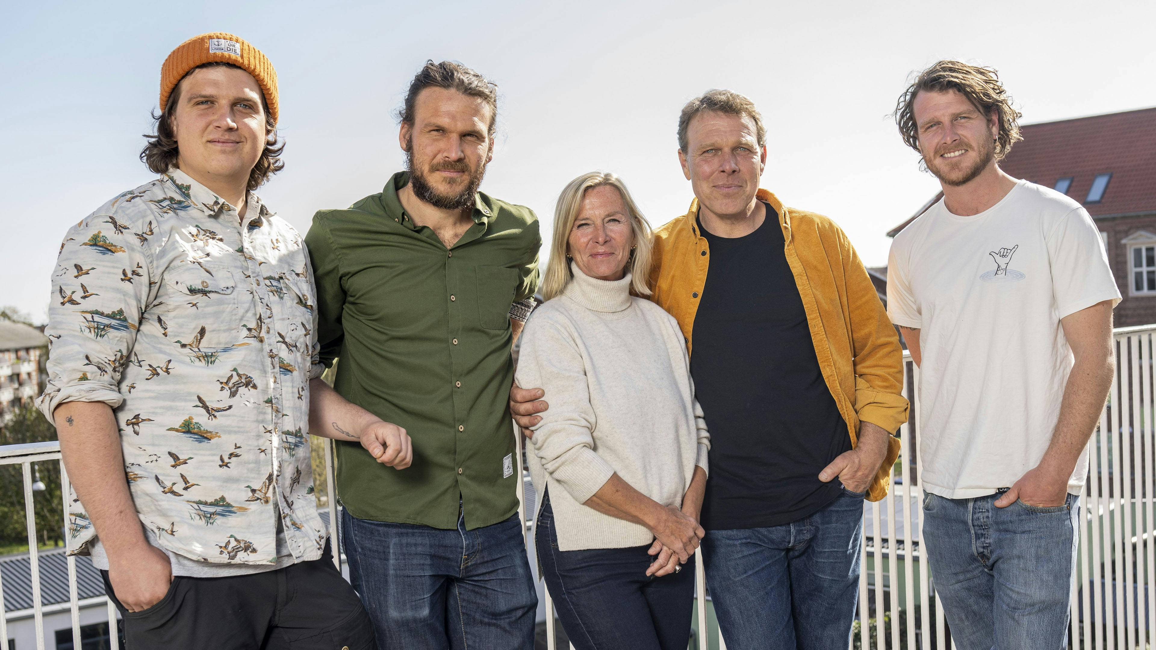 Brødrene Alfred, Emil, og Thies med forældrene Marian og Mikkel Beha Erichsen. 