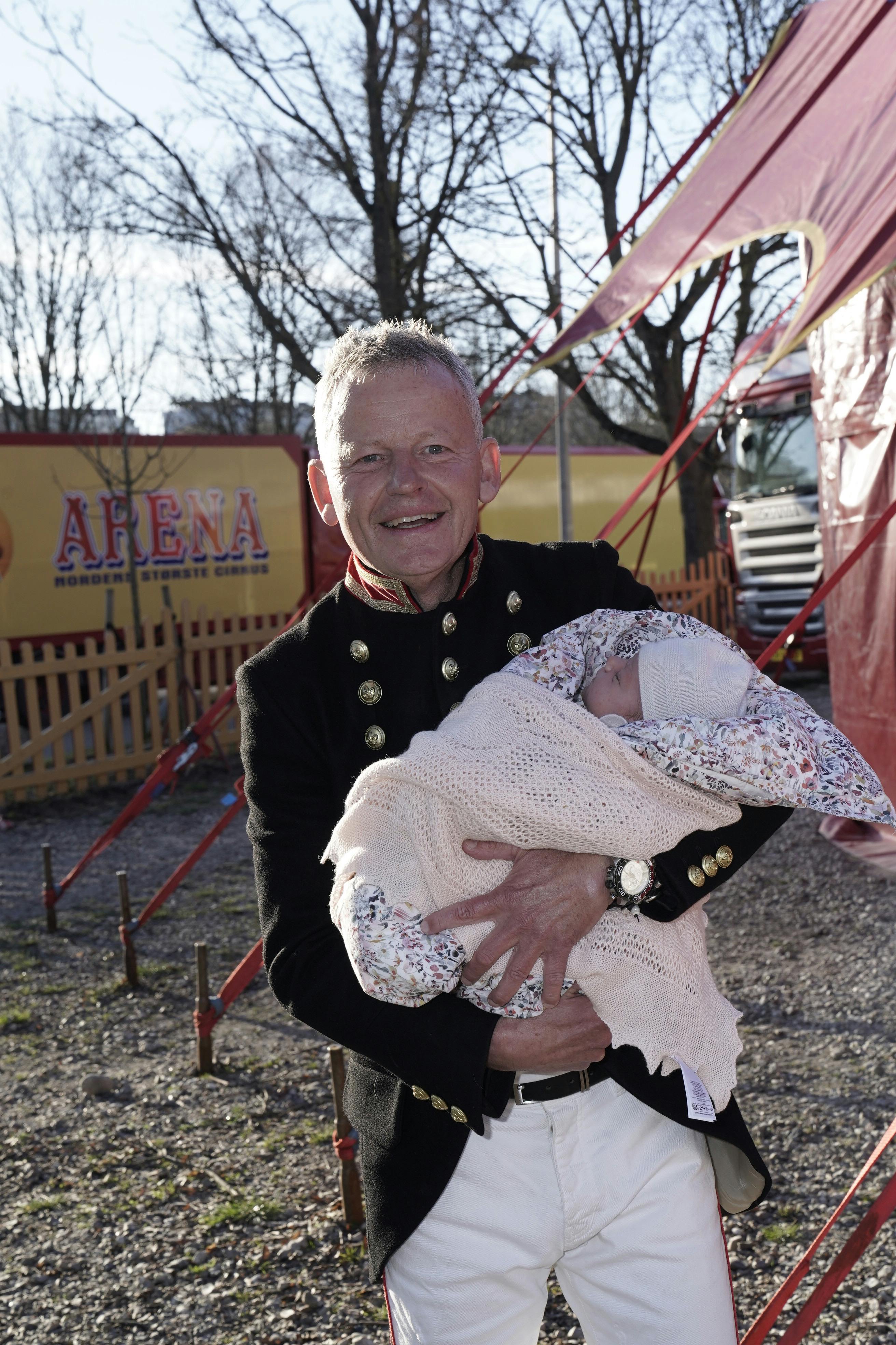 Bubber og hans blot 12 dage gamle datter. 