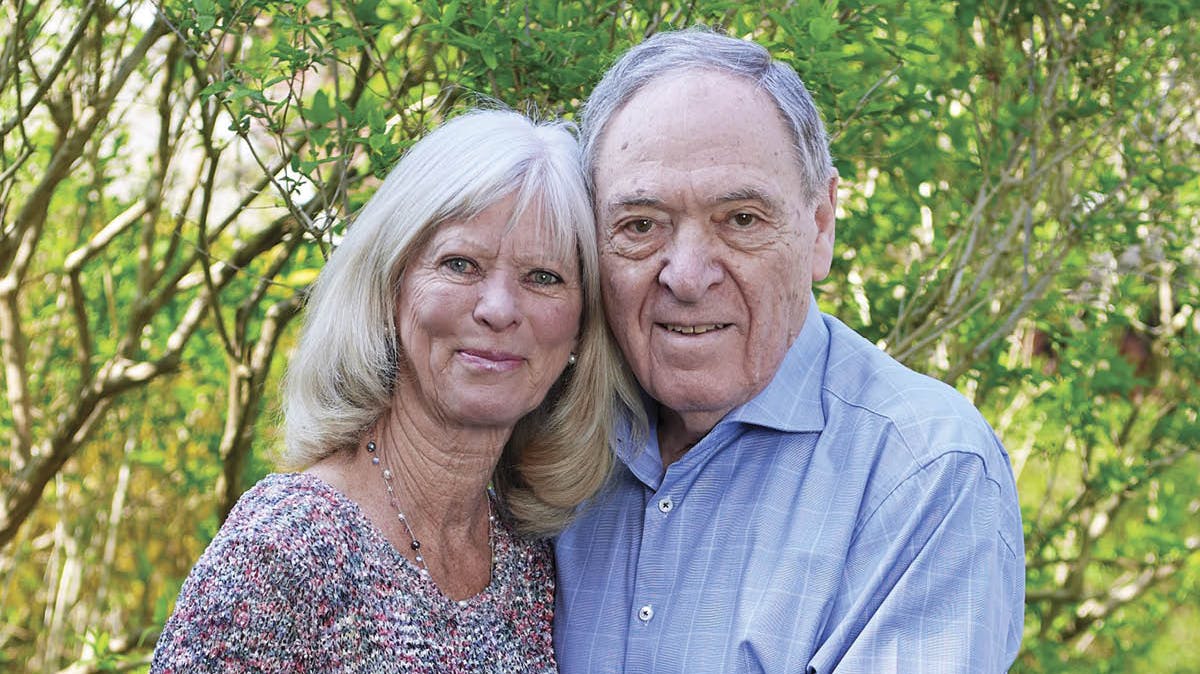 Gertrud og Dario hjemme i haven på Frederiksberg i sommeren 2021.