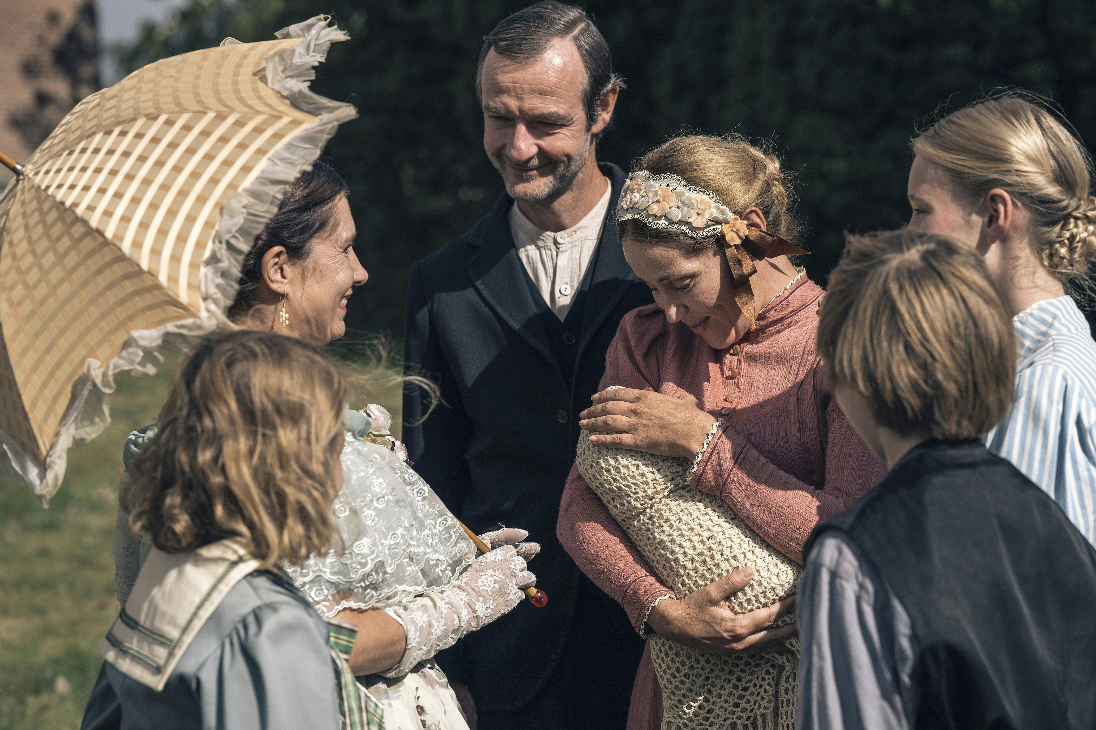 Gudrun og Karen Høst får endnu et barn i slutningen af "Troldehjertets Hemmelighed". 