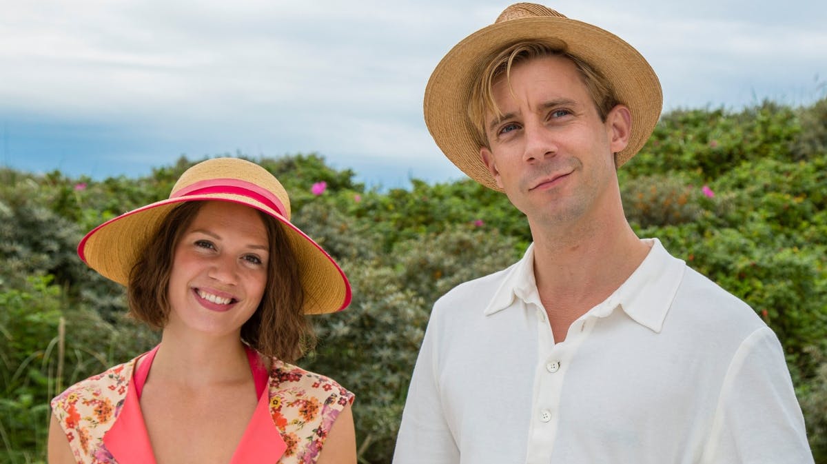 Amalie Dollerup og Anders Juul som Amanda og Max i "Badehotellet". 