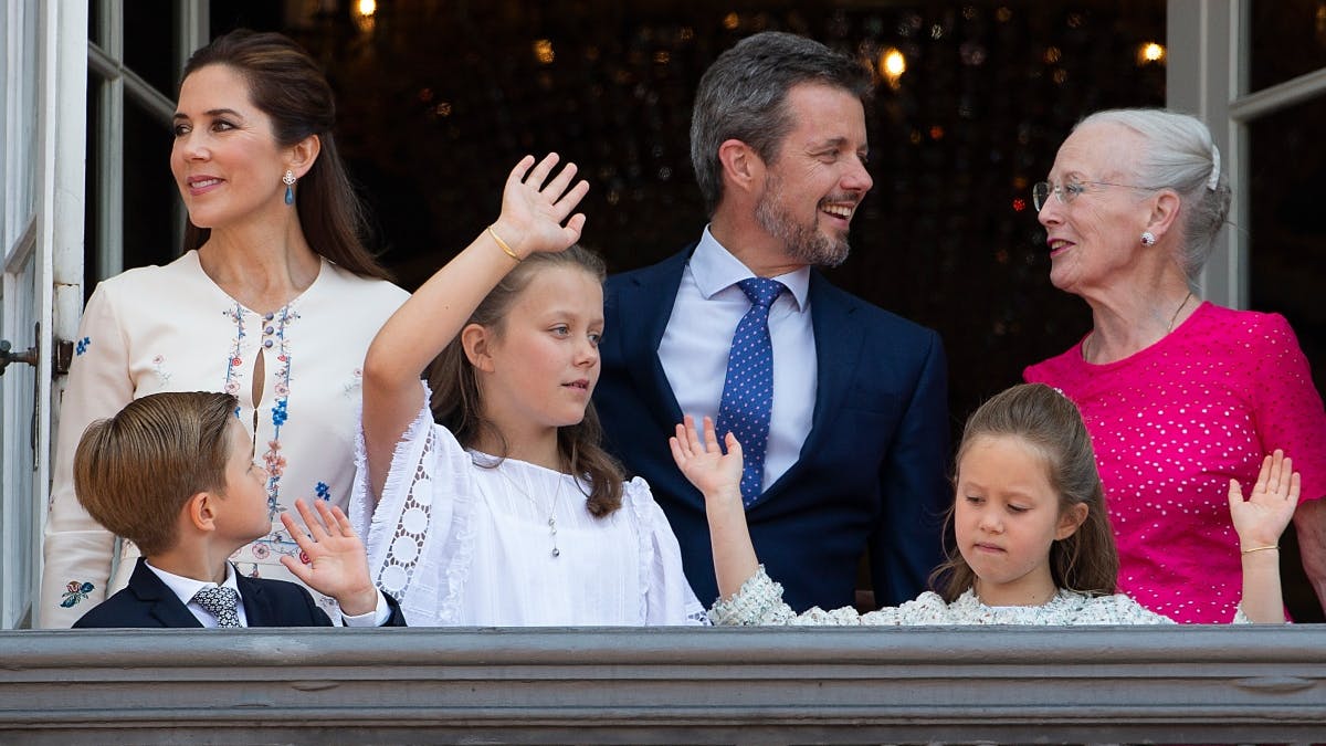 Kronprinsesse Mary, prins Vincent, prinsesse Isabella, kronprins Frederik, prinsesse Josephine og dronning Margrethe.&nbsp;