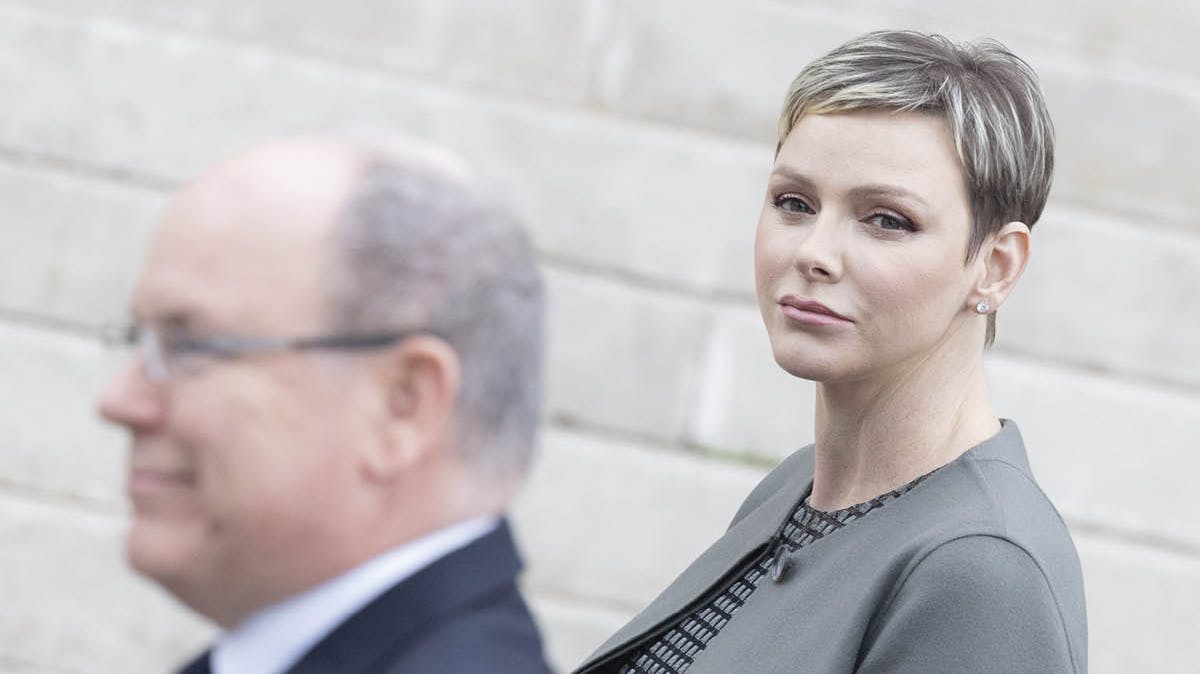 Monacos fyrstefamilie samlet til messe. Her ses fyrst Albert og fyrstinde Charlene.