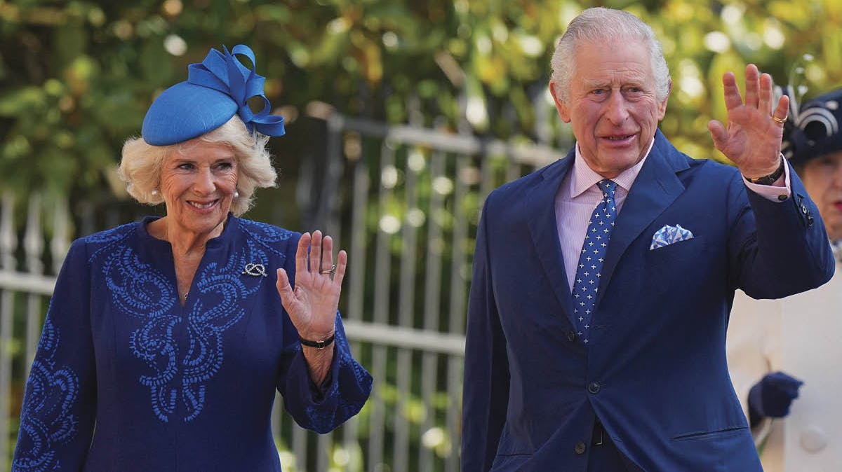 Dronning Camilla og kong Charles til gudstjeneste Påskedag 2023 i St. George's Chapel i Windsor.
