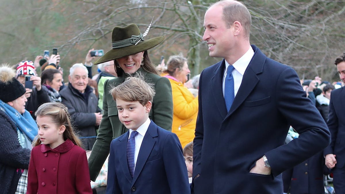 Prins William og prins George med Kate og Charlotte