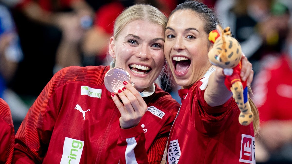  Kathrine Heindahl og Louise Burgaard i 2021, hvor de vandt VM-bronze. 