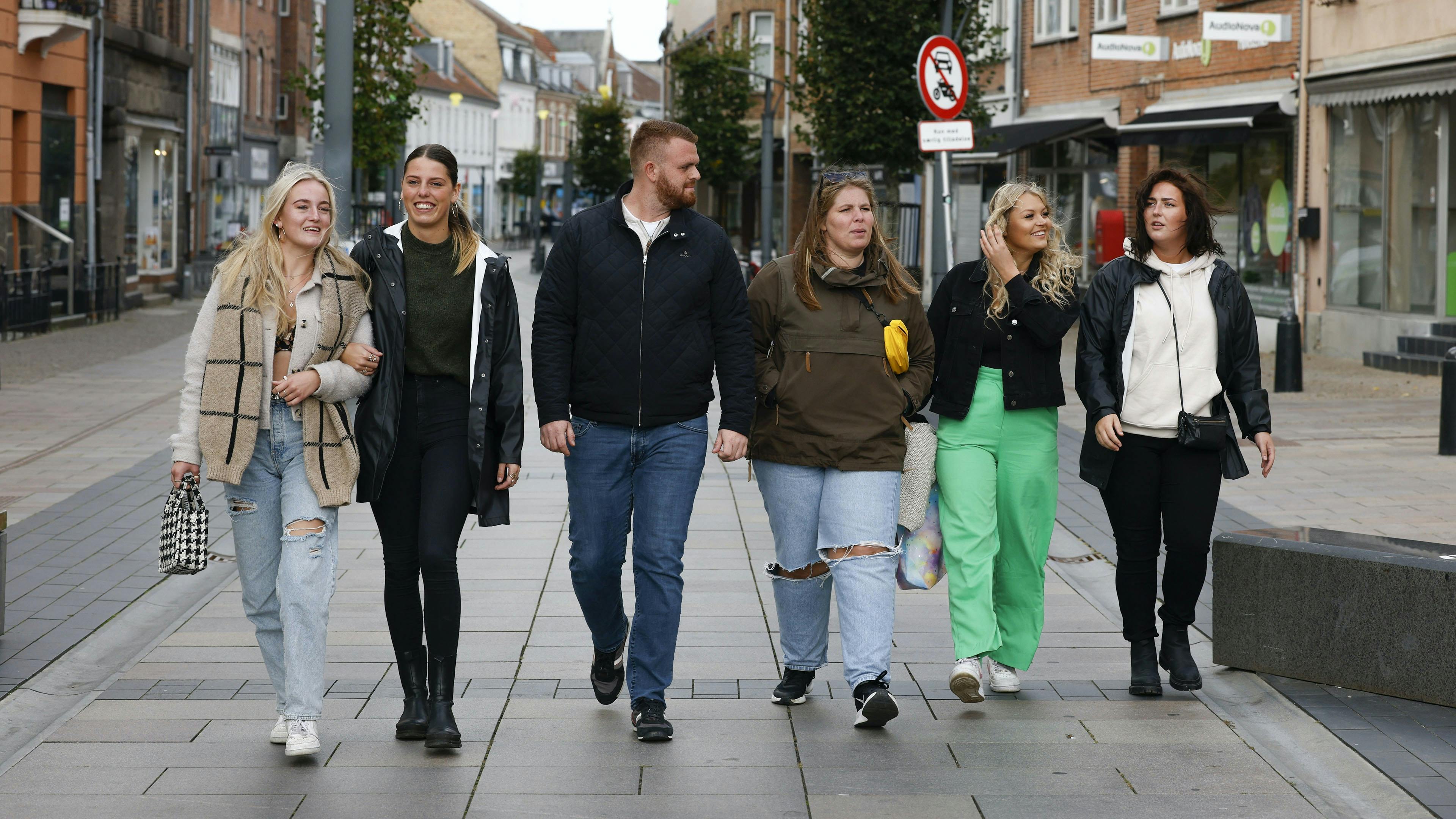 Emilie, Josefine, Mads, Nele, Emilia og Maja i "Kærlighed hvor kragerne vender"