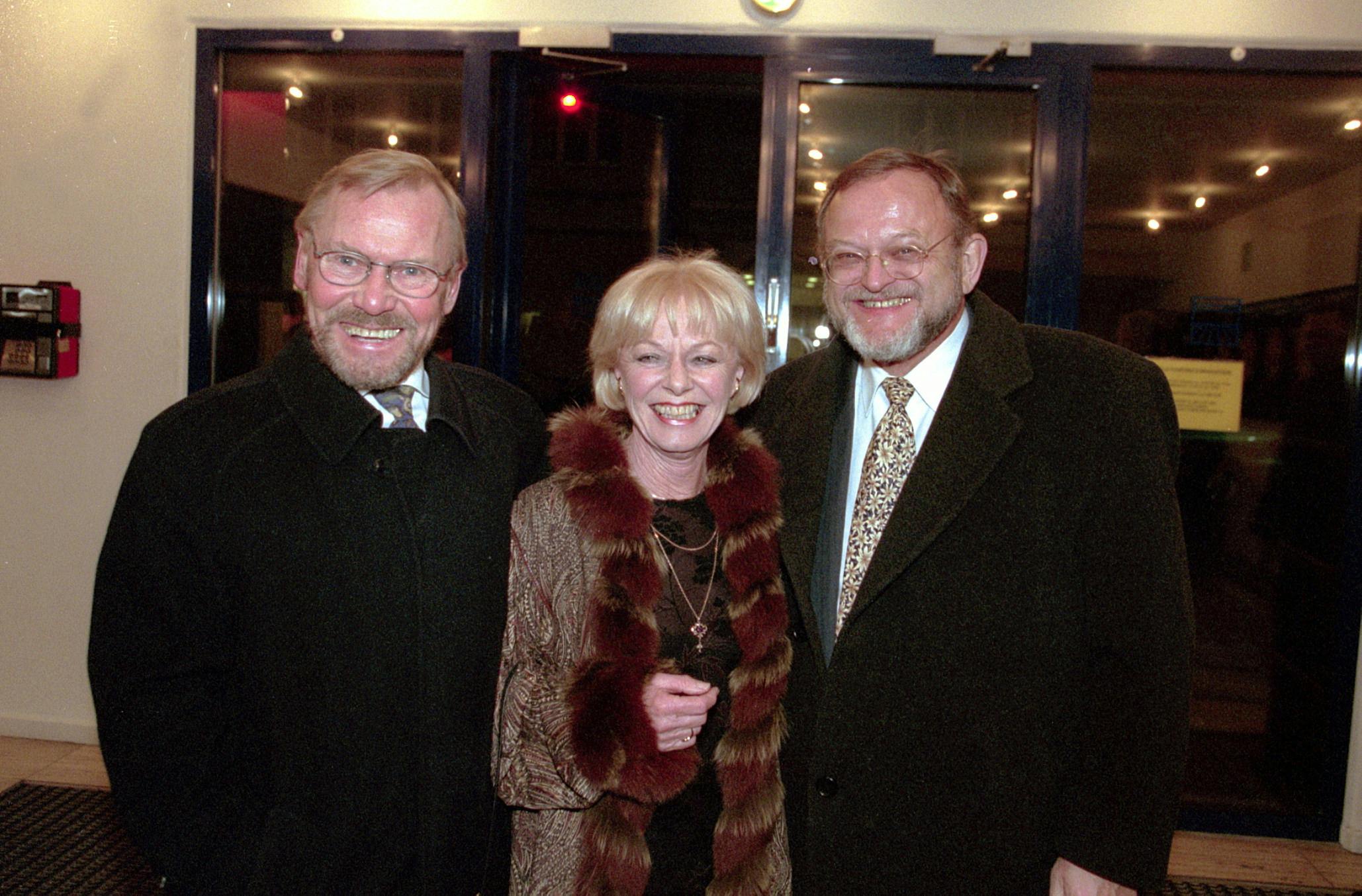 Bodil Sangill med sin mand, Mogens Pedersen (t.v.), og rejsedirektør Ole Andresen i 1999.&nbsp;
